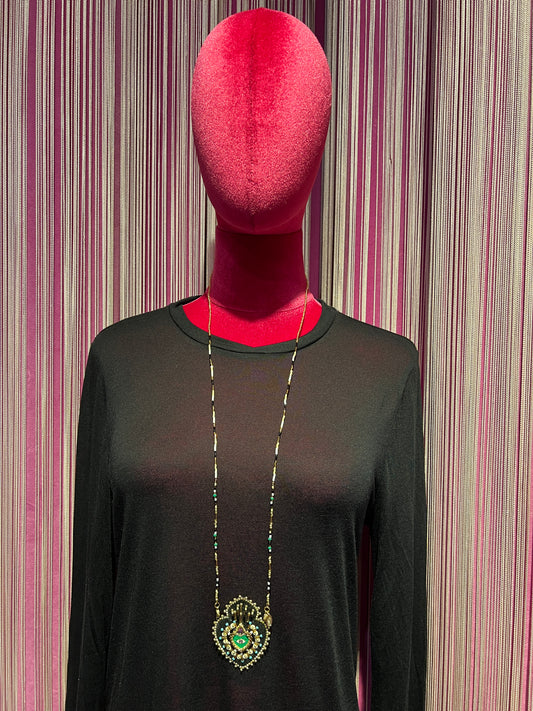 Collana lunga perline nere oro e cuore sacro