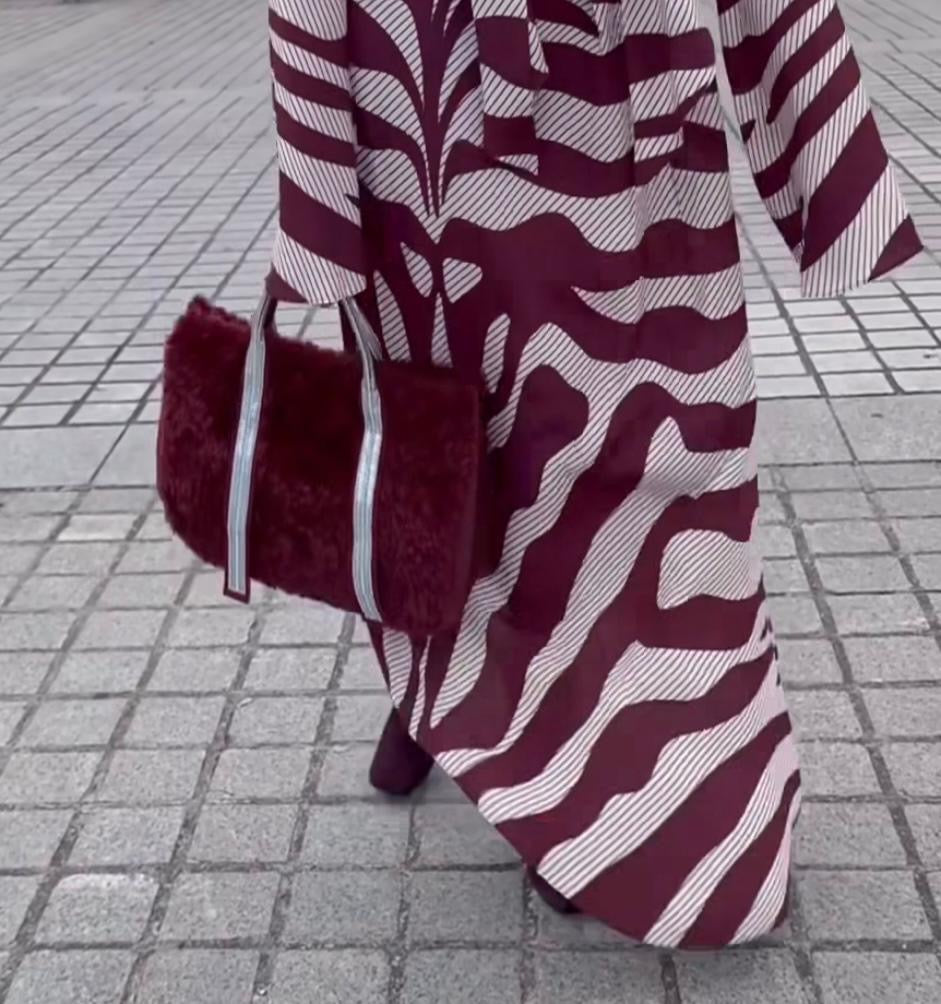Borsa ecopelliccia astrakan burgundi due manici con Swarovski