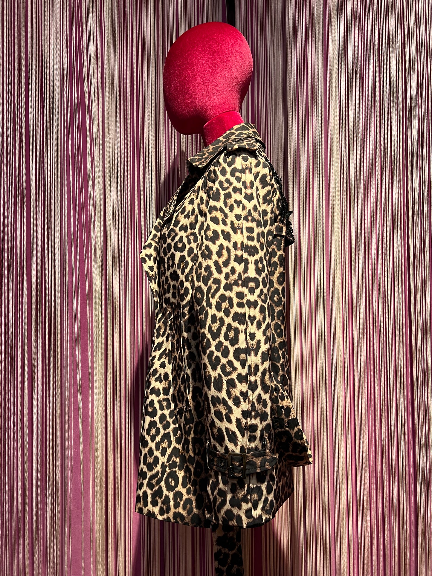The room trench corto  doppiopetto con cinta, stampa leopardata patch fiore con paillettes nero dietro