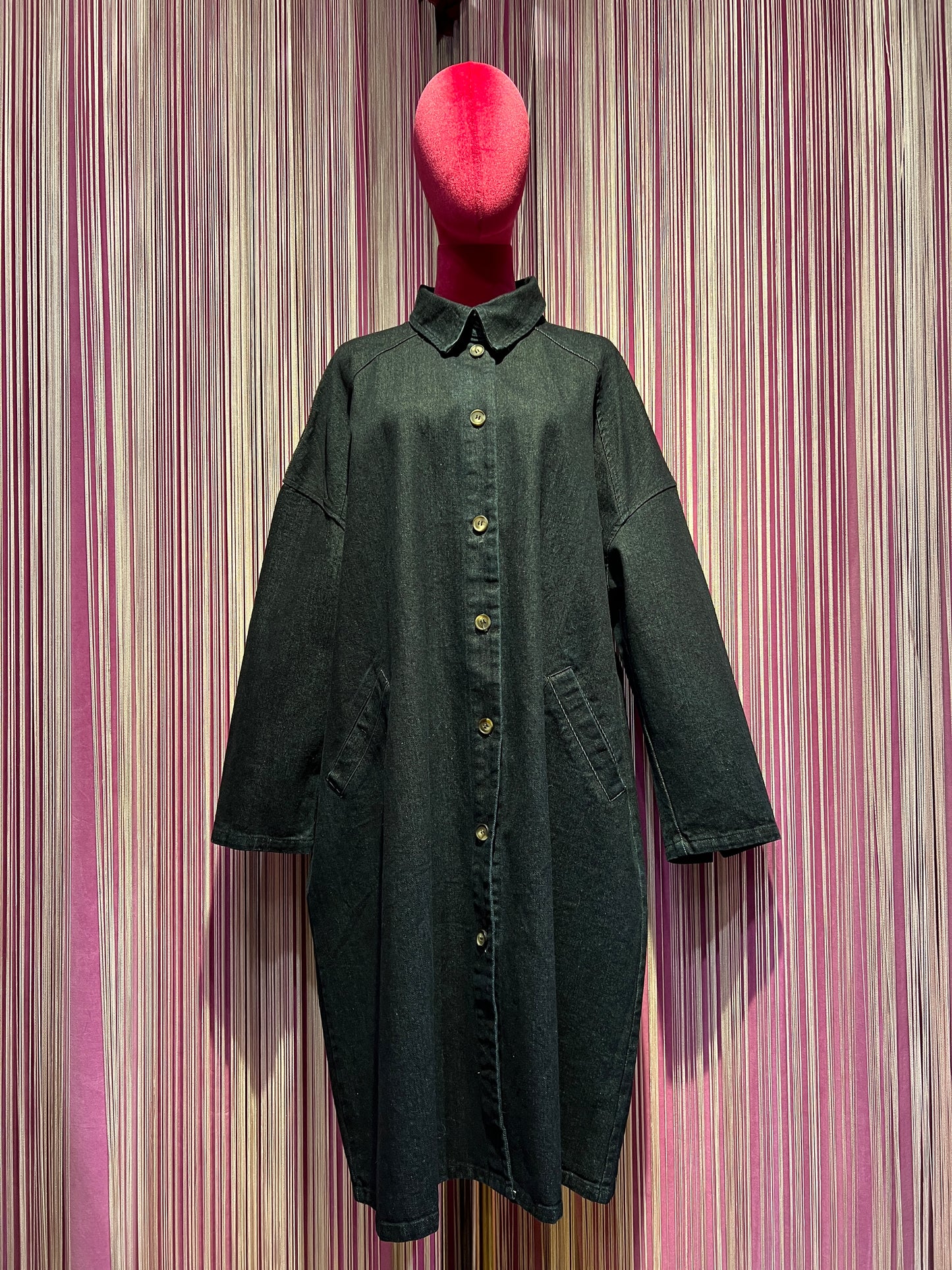 The room soprabito denim scuro vestibilita ‘ oversize con scritta glitter argento “ too many clothes still need this one “