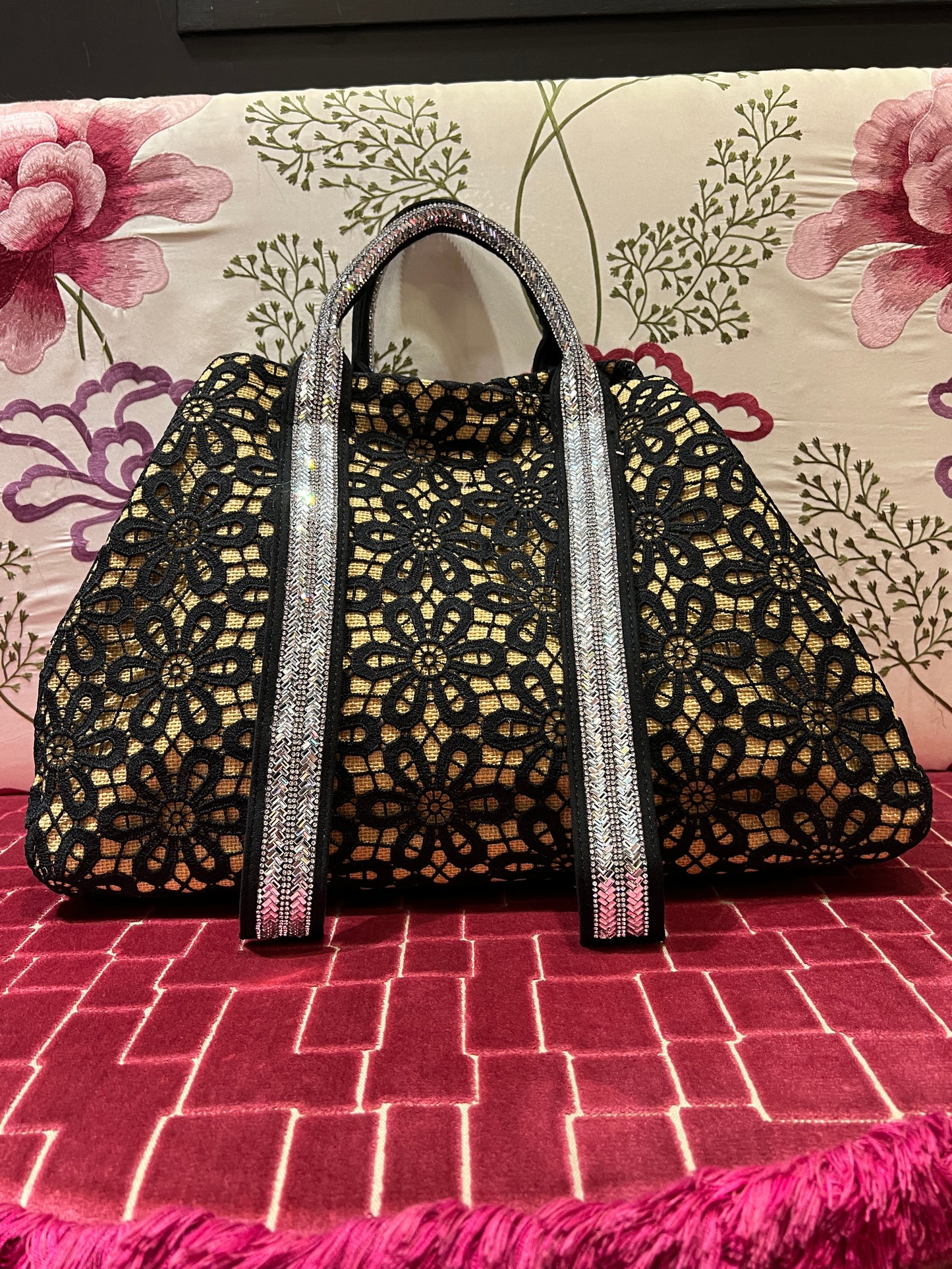 Love & roses borsa due manici in rafia e pizzo nero , cristalli e pochette nera rimovibile