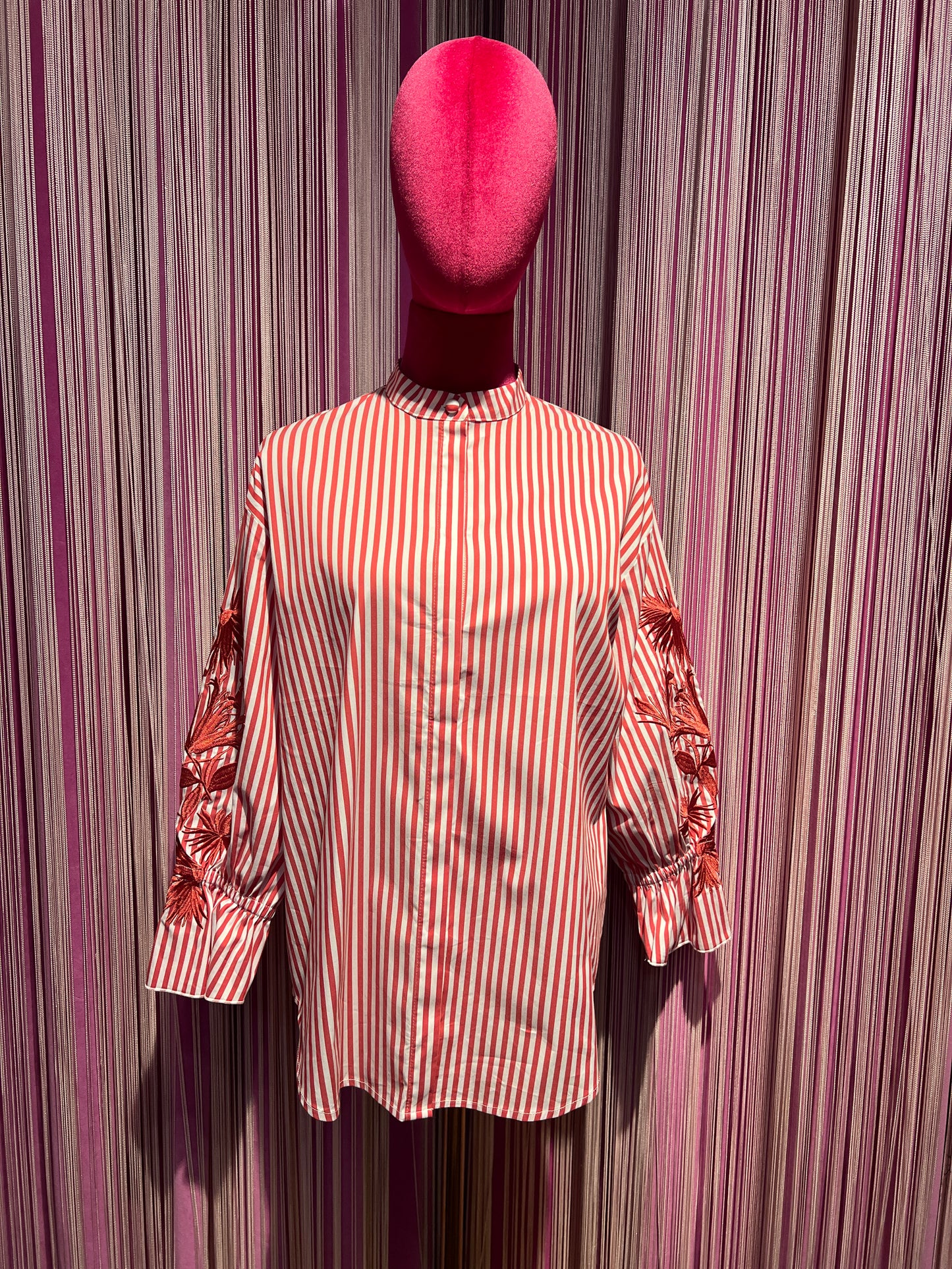 Maliparmi camicia collo guru a righe bianco e rosso maniche con ricamo ramage motivo floreale