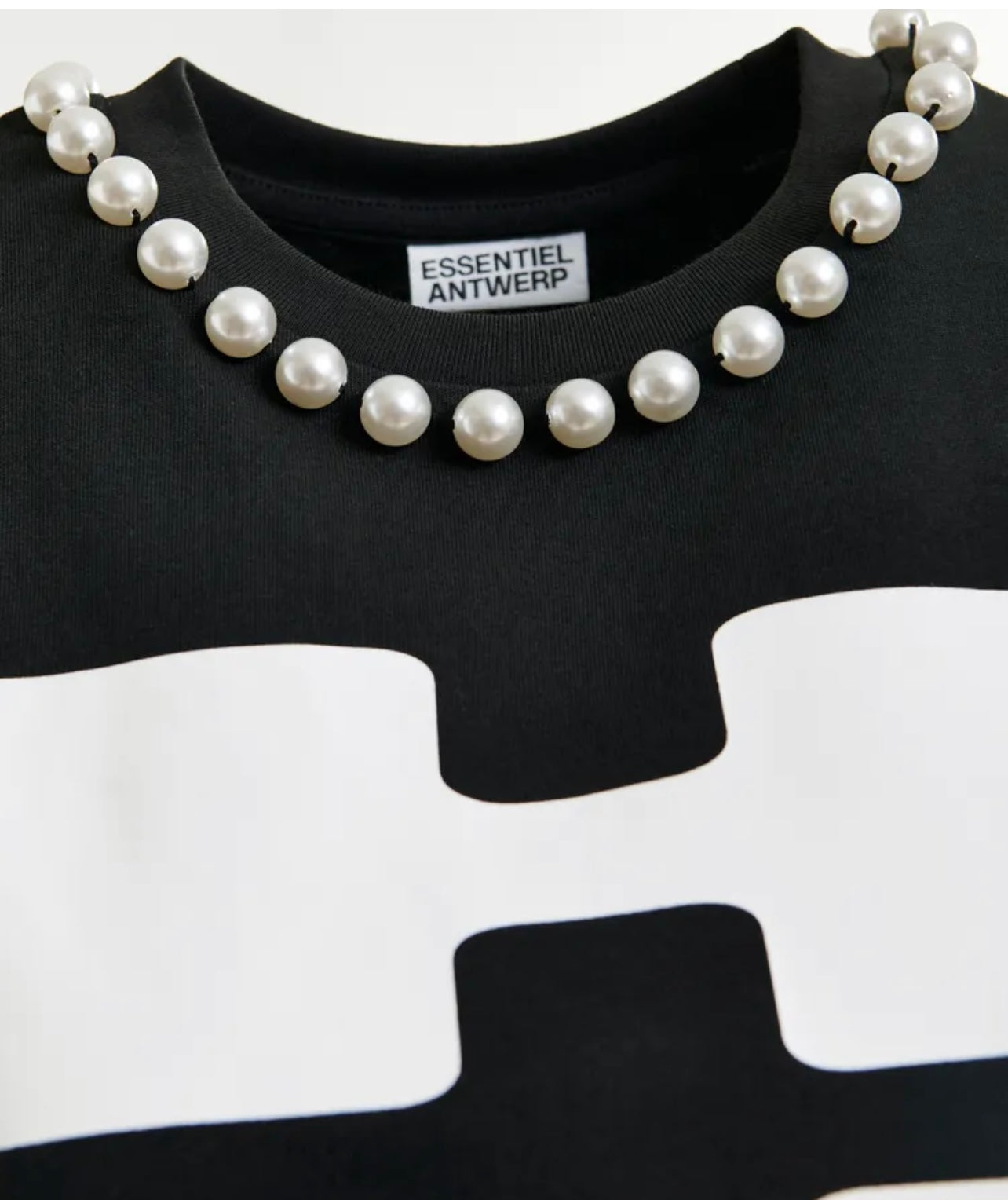 Essentiel antwerp t shirt nera con stampa “ Huh?” e decorazione perle