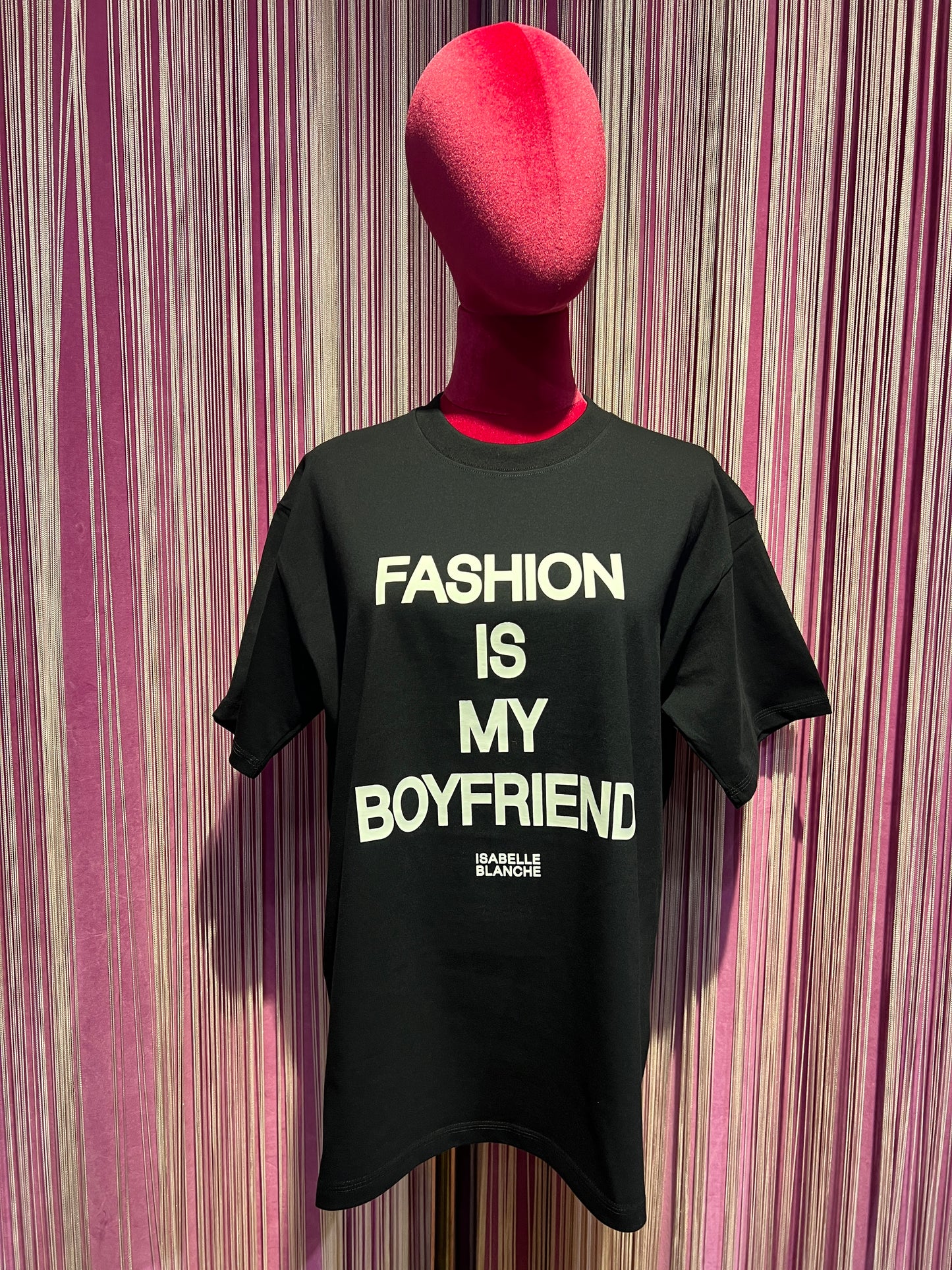 Isabelle Blanche Paris t shirt cotone over nera con stampa “ Fashion is my boyfriend “bianca
