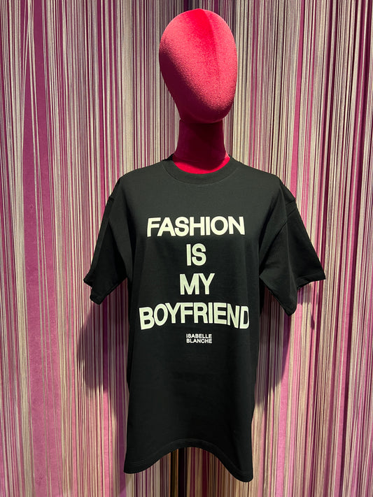 Isabelle Blanche Paris t shirt cotone over nera con stampa “ Fashion is my boyfriend “bianca