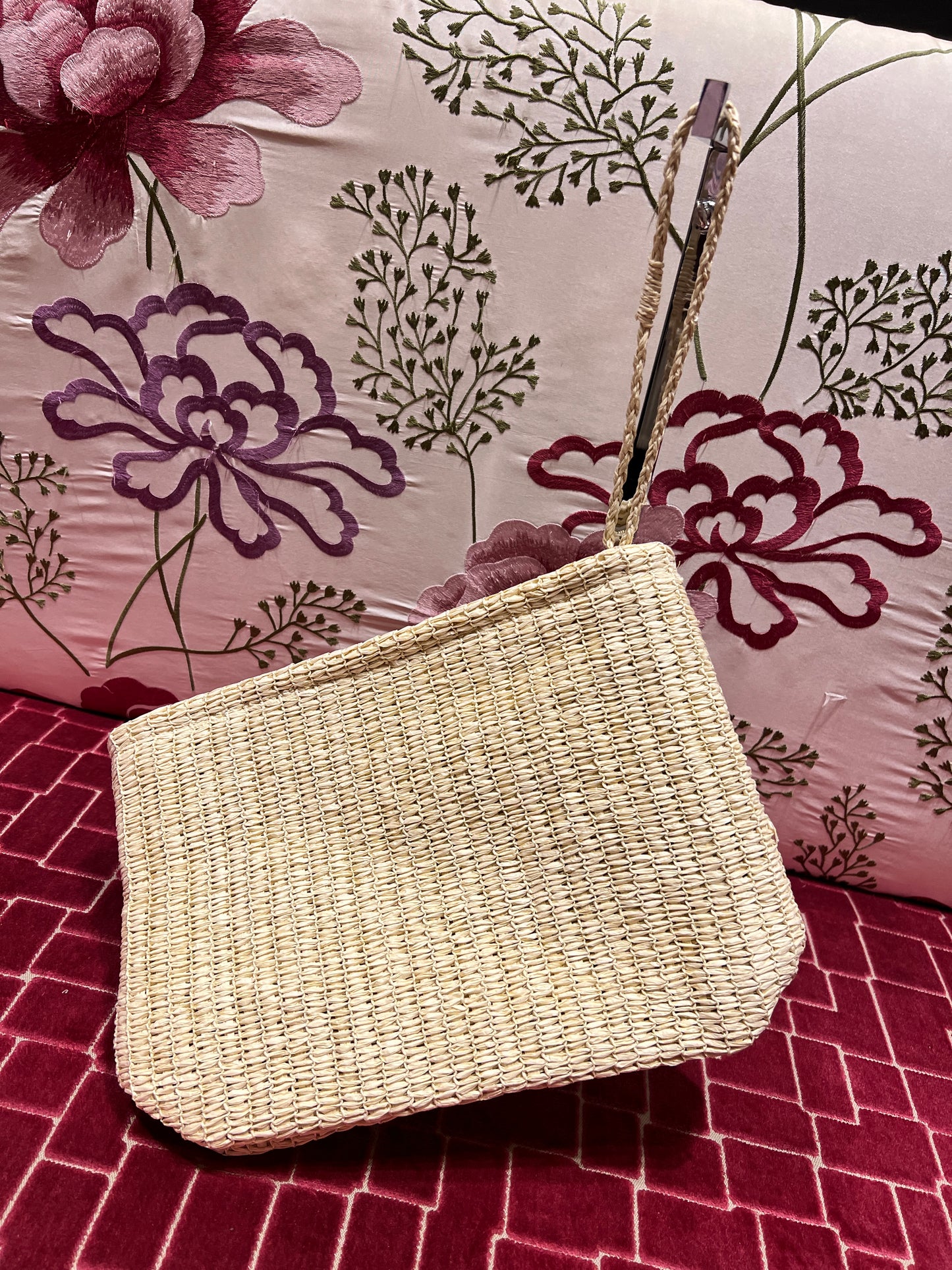 Pochette in paglia intrecciata con scritta” Beach” perline avorio