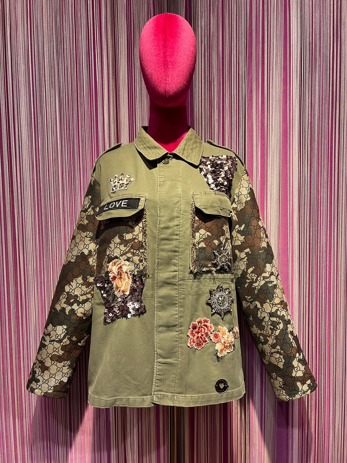 ABpink 🩷la verdina , giacca miltare con maniche camouflage logate e applicazioni patch paillettes, fiori ricamati e corona animalier