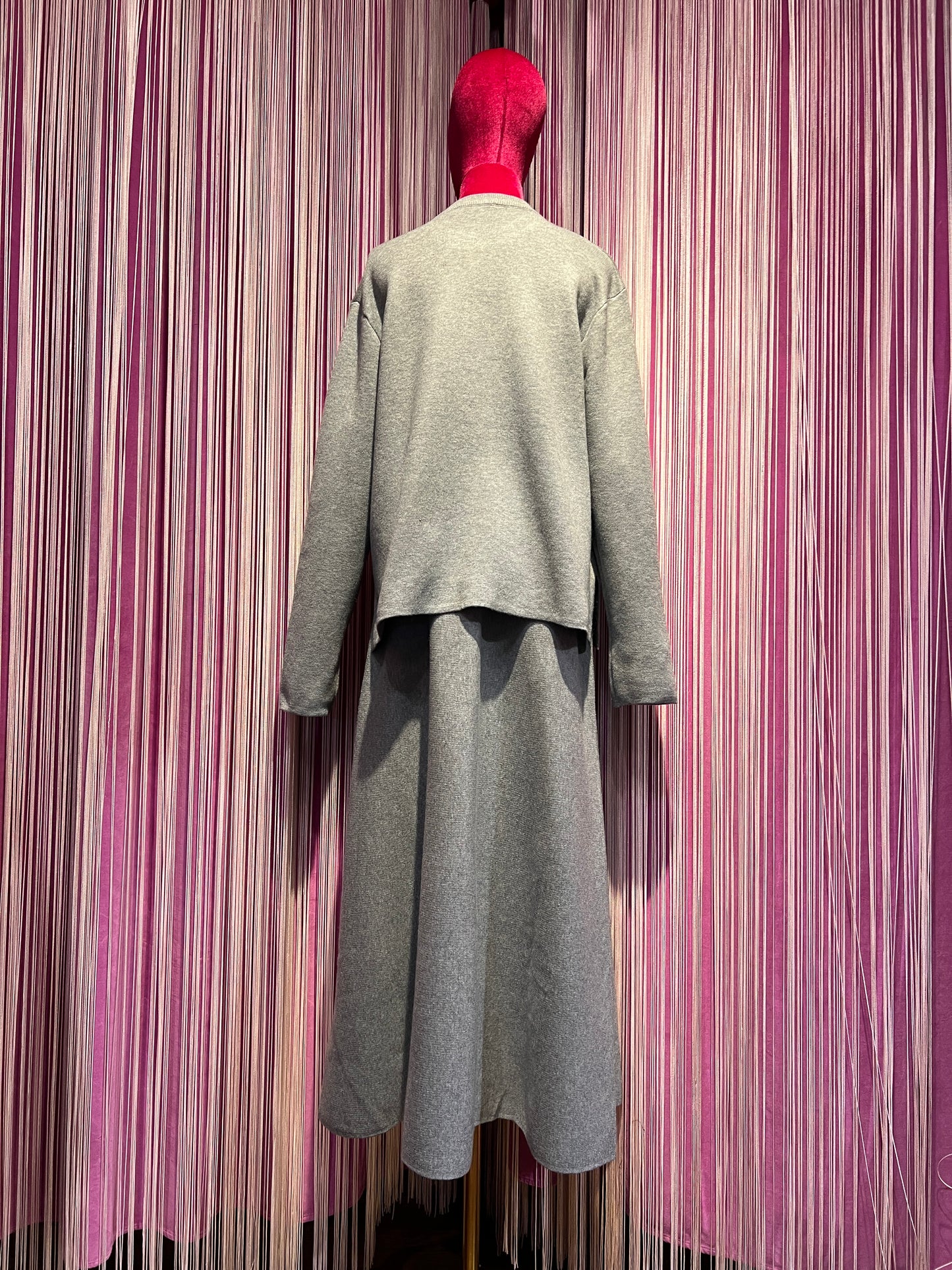 The room completo grigio con decorazioni micro cristalli maglia e gonna lunga svasata con elastico in vita