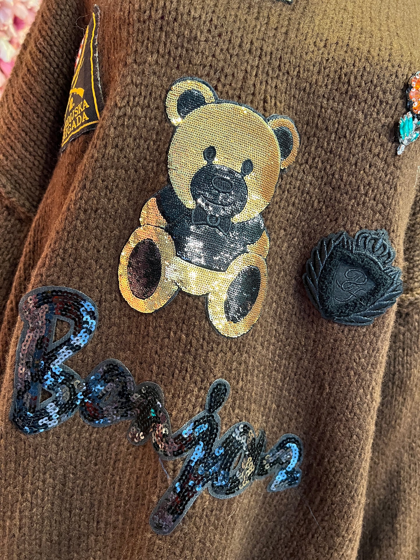 ABpink 🩷 maglia over cioccolato con profili grigi applicazione patch teddy micro paillettes ,patch cristalli e scritta Bonjour in paillettes