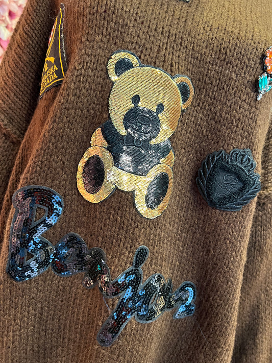 ABpink 🩷 maglia over cioccolato con profili grigi applicazione patch teddy micro paillettes ,patch cristalli e scritta Bonjour in paillettes