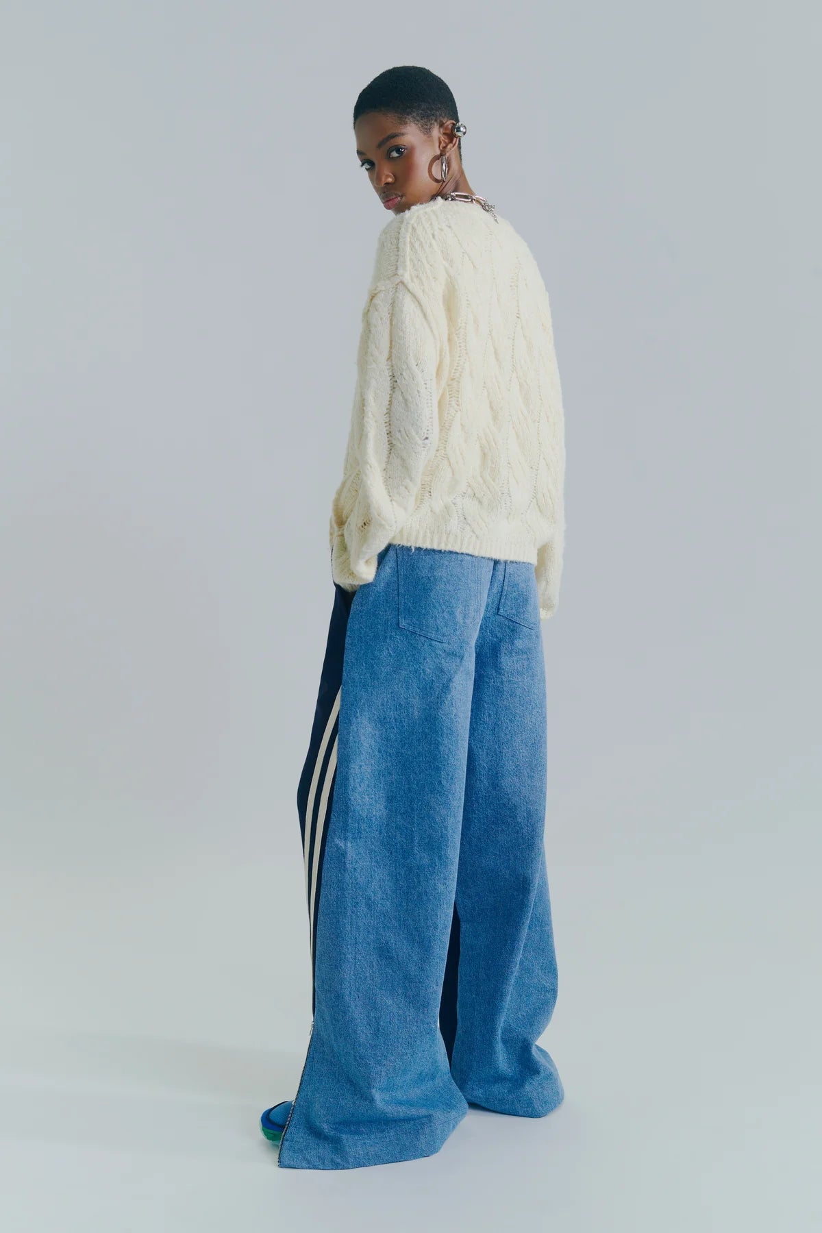 Circus hotel pantalone wide leg in felpa misto denim , bande laterali con zip al fondo, elastico in vita