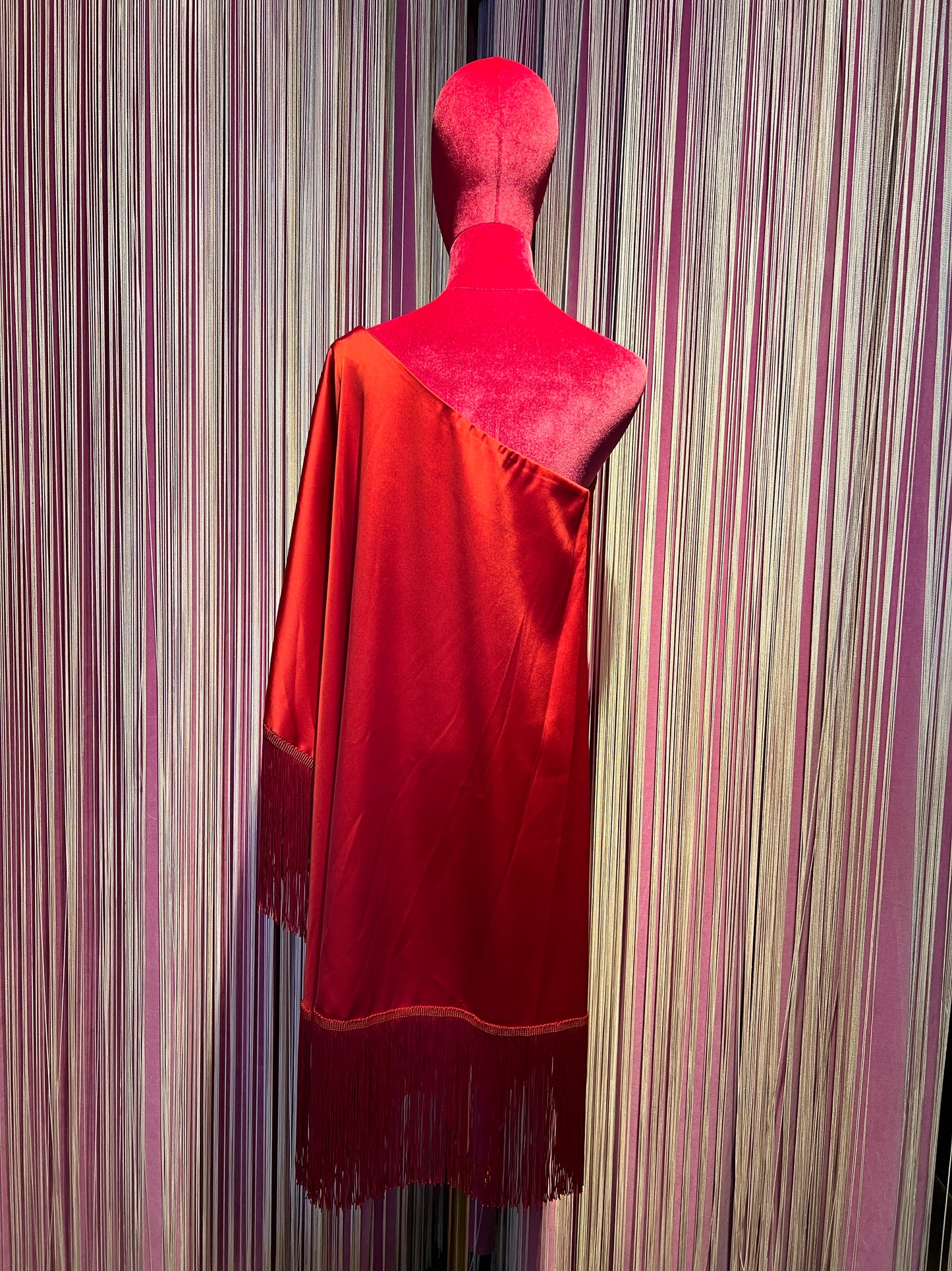 The room abito monospalla rosso con frange