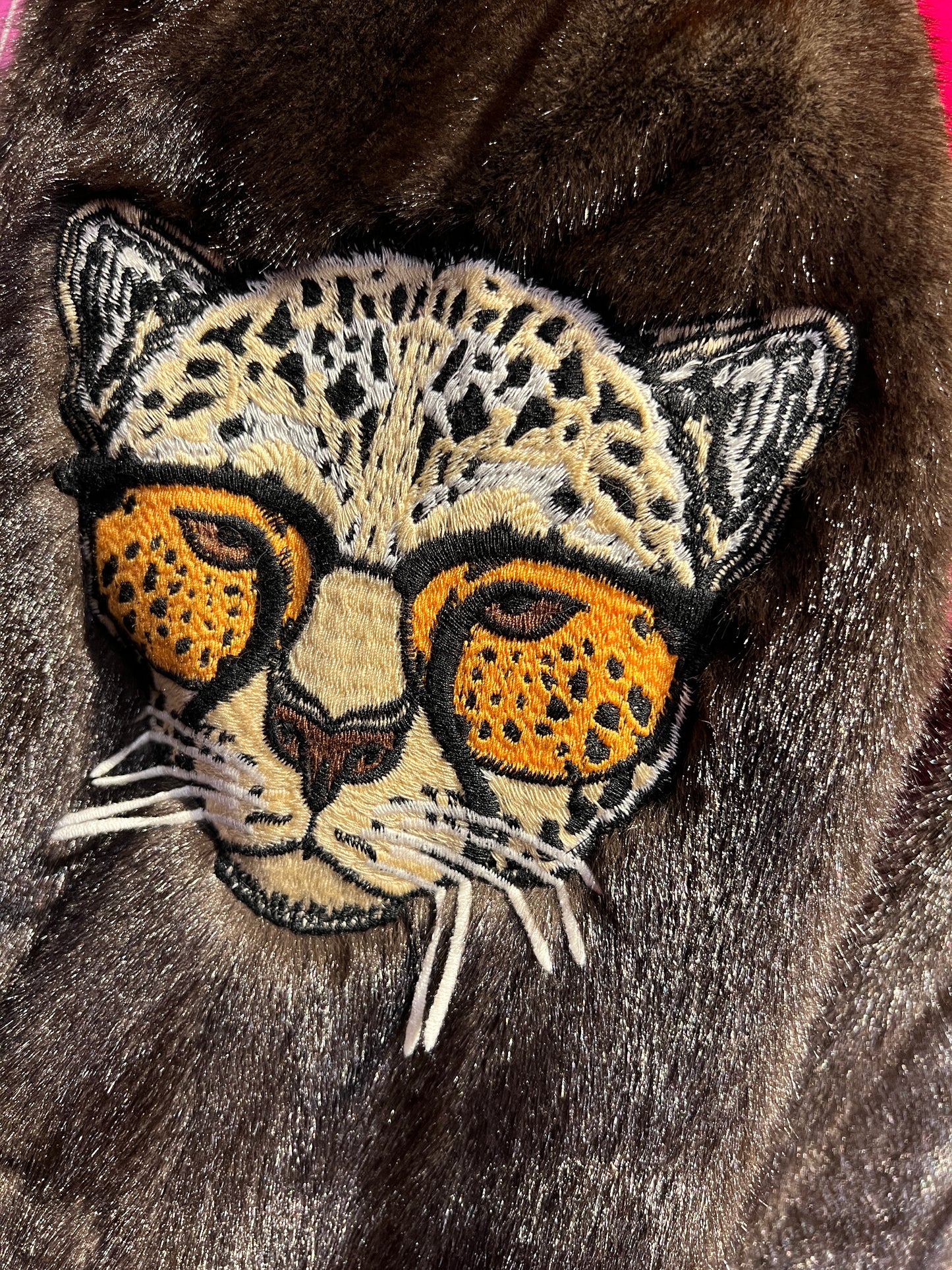 ABpink 🩷gilet eco visone con patch leopardo, patch cristalli e paillettes