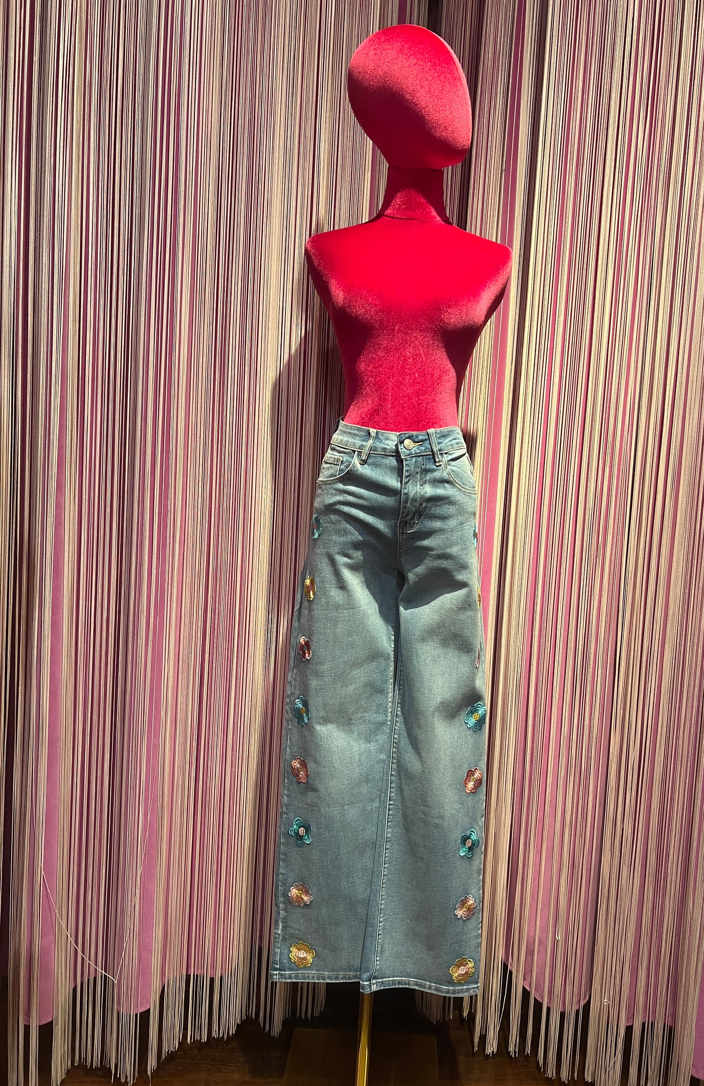 Mon amour Paris pantalone jeans denim chiaro con fiori laterali (Le taglie dei capi sono espresse in formato internazionale (S, M, L, XL…) e accompagnate dalla corrispondente taglia francese indicata in etichetta.