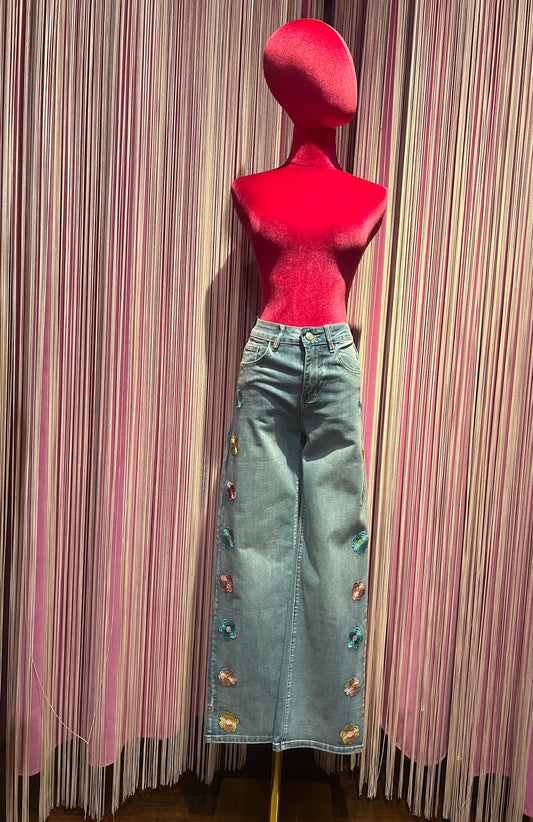 Mon amour Paris pantalone jeans denim chiaro con fiori laterali (Le taglie dei capi sono espresse in formato internazionale (S, M, L, XL…) e accompagnate dalla corrispondente taglia francese indicata in etichetta.