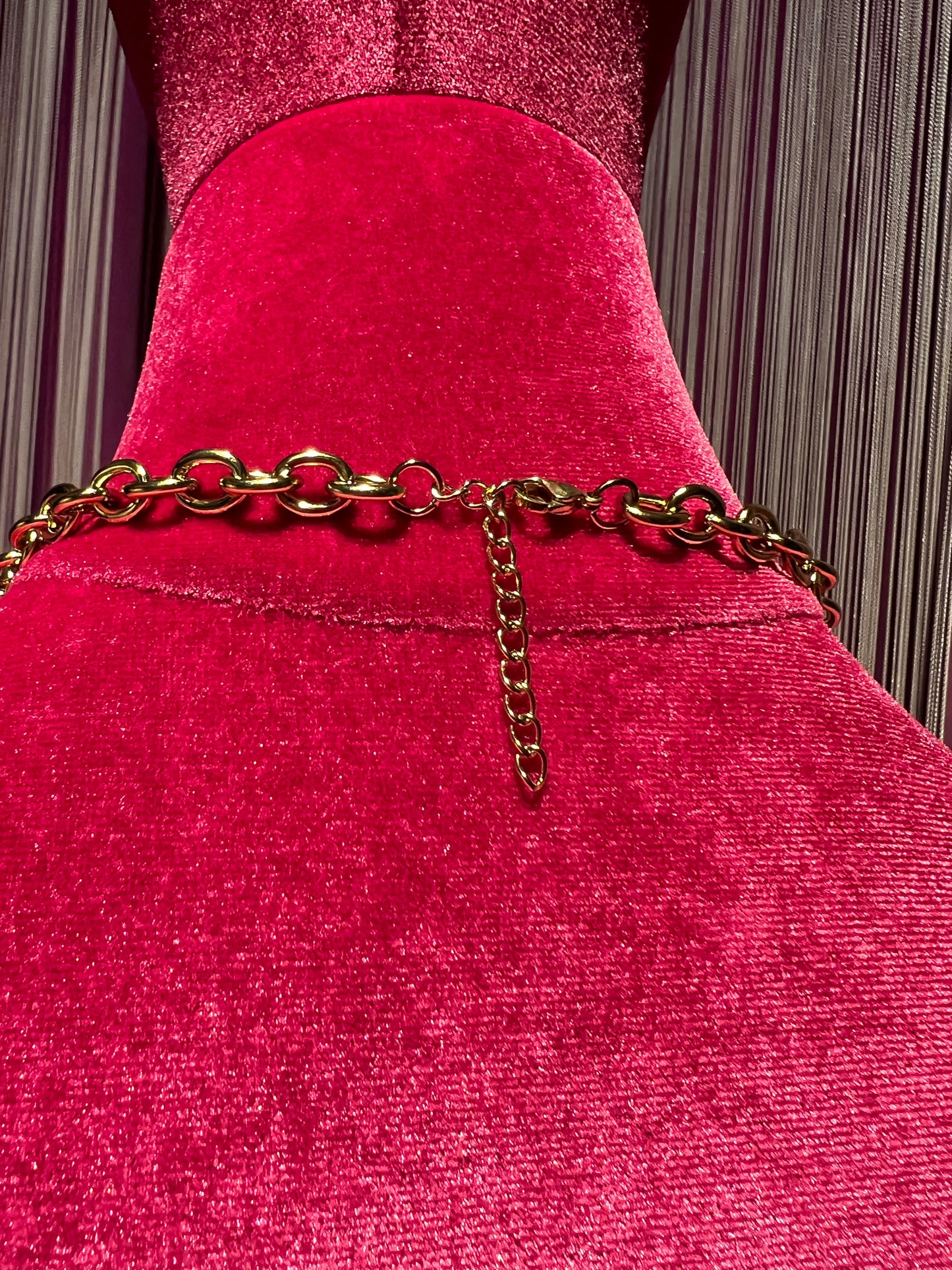 Collana girocollo dorata con   boulle dorate e charms verdi e oro , fiore dorato