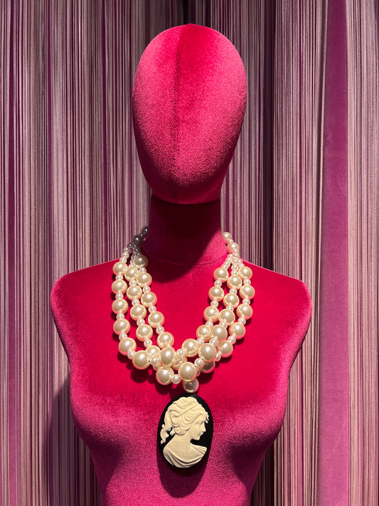 Collana tre fili maxi perle con ciondolo cameo su sfondo nero