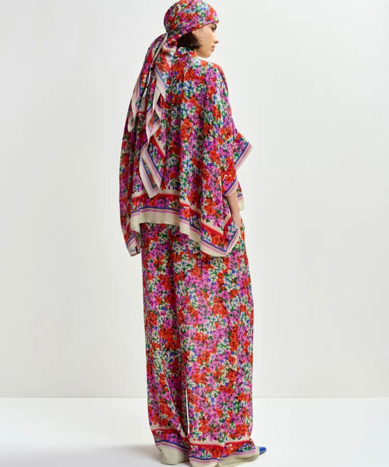 Essentiel antwerp -40% dí sconto completo pantalone e camicia oversize in misto seta multicolore con stampa floreale