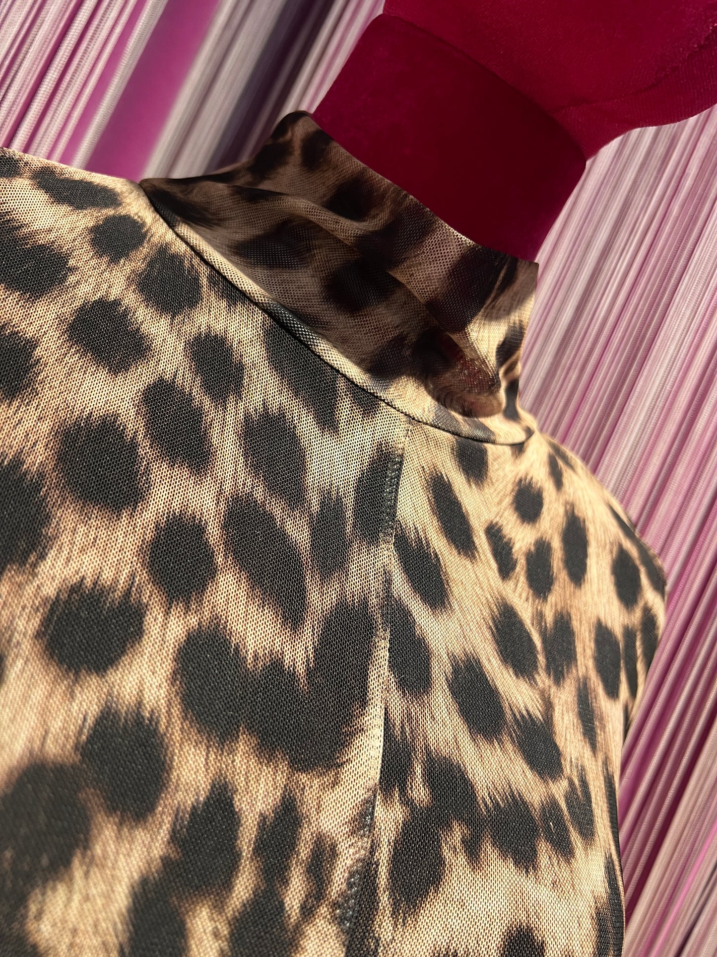 The room abito animalier a mezzo collo , vita elasticata e oblò schiena