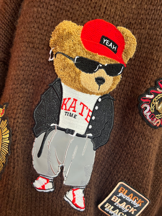 ABpink 🩷maglia over cioccolato con profili grigi con applicazioni patch teddy con cappellino, cuori sacri paillettes e fiori ricamati