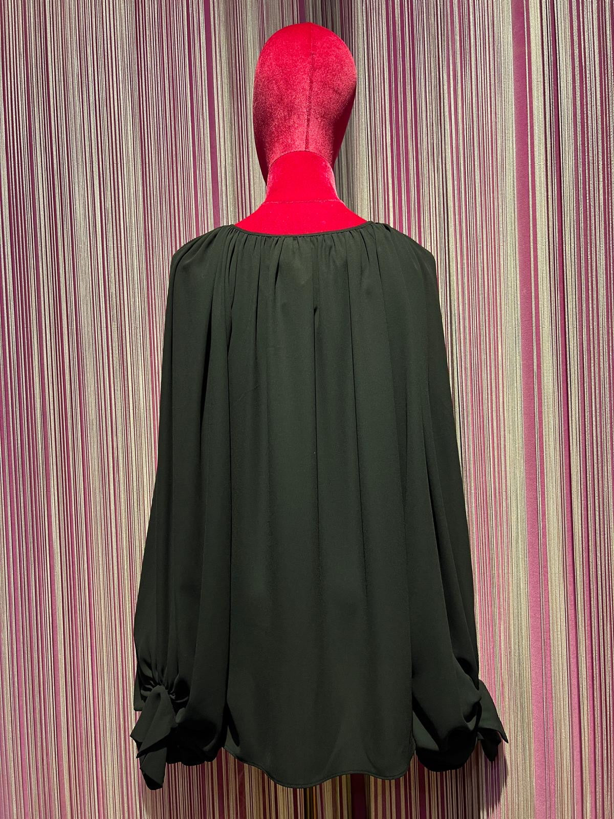Dahlo blusa girocollo nera con piume e maniche ballon