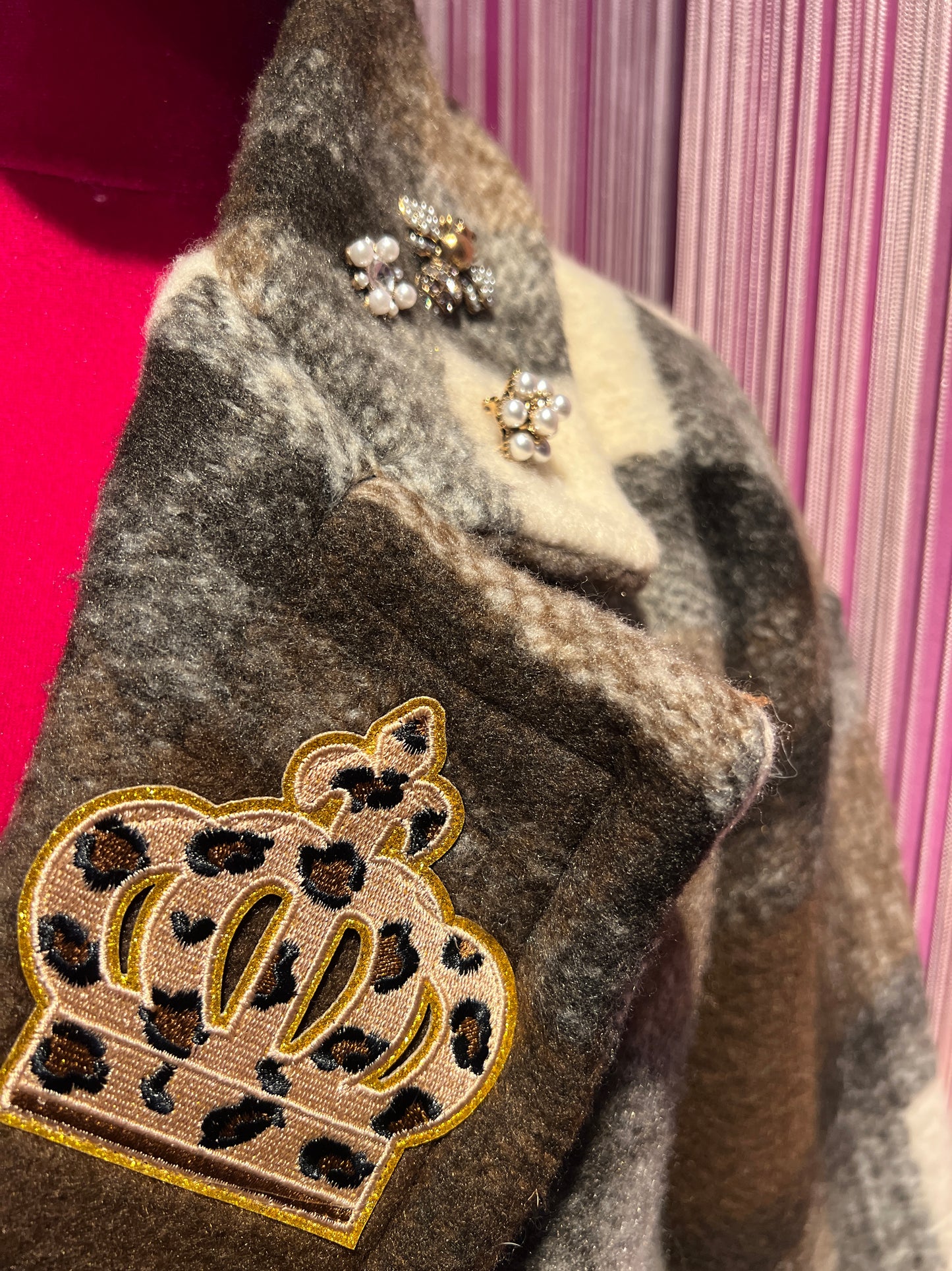 ABpink🩷 quadrettona cioccolato con patch e spille con perle e apette