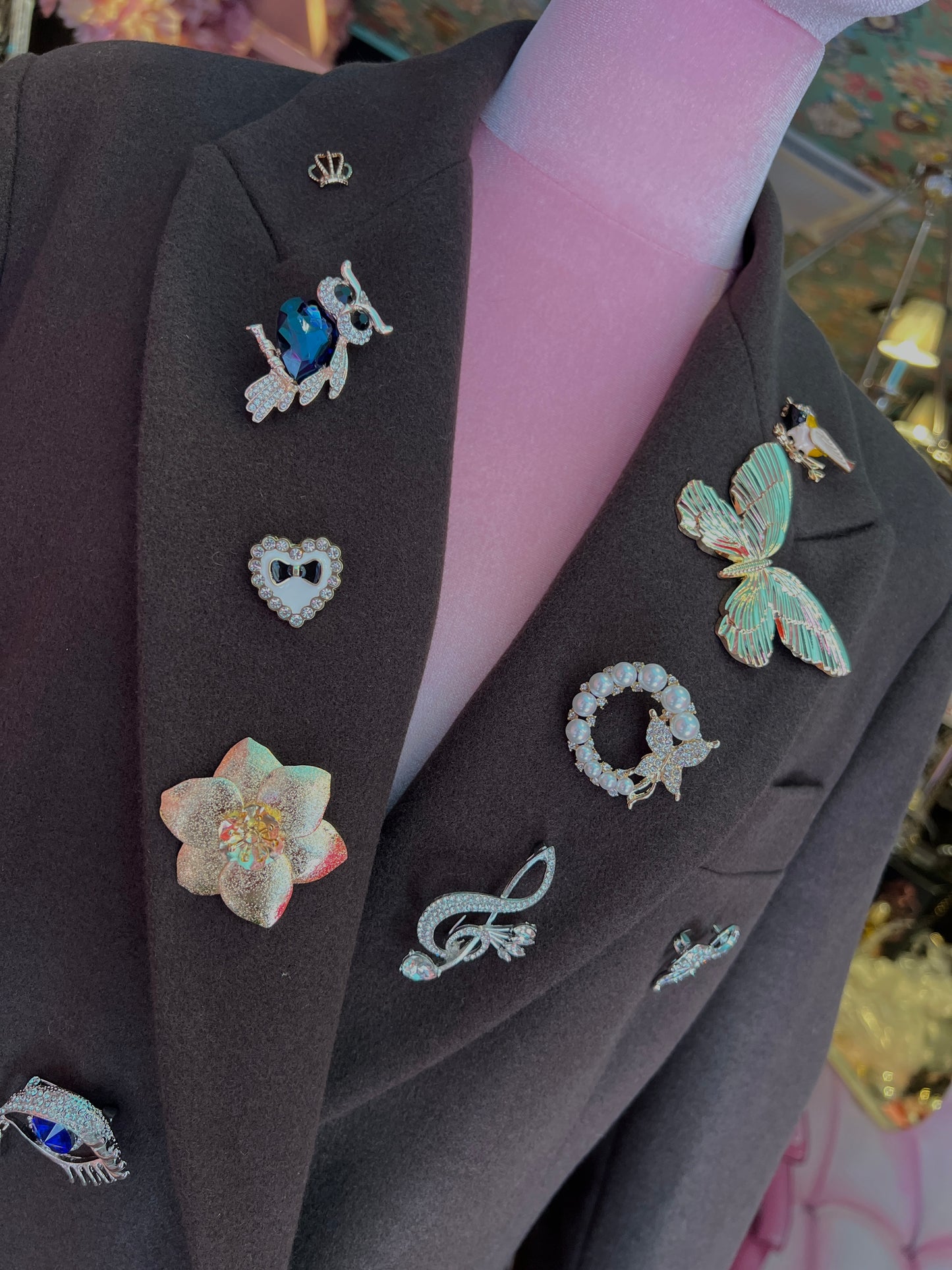 5 Progress cappotto doppiopetto con spille marrone scuro