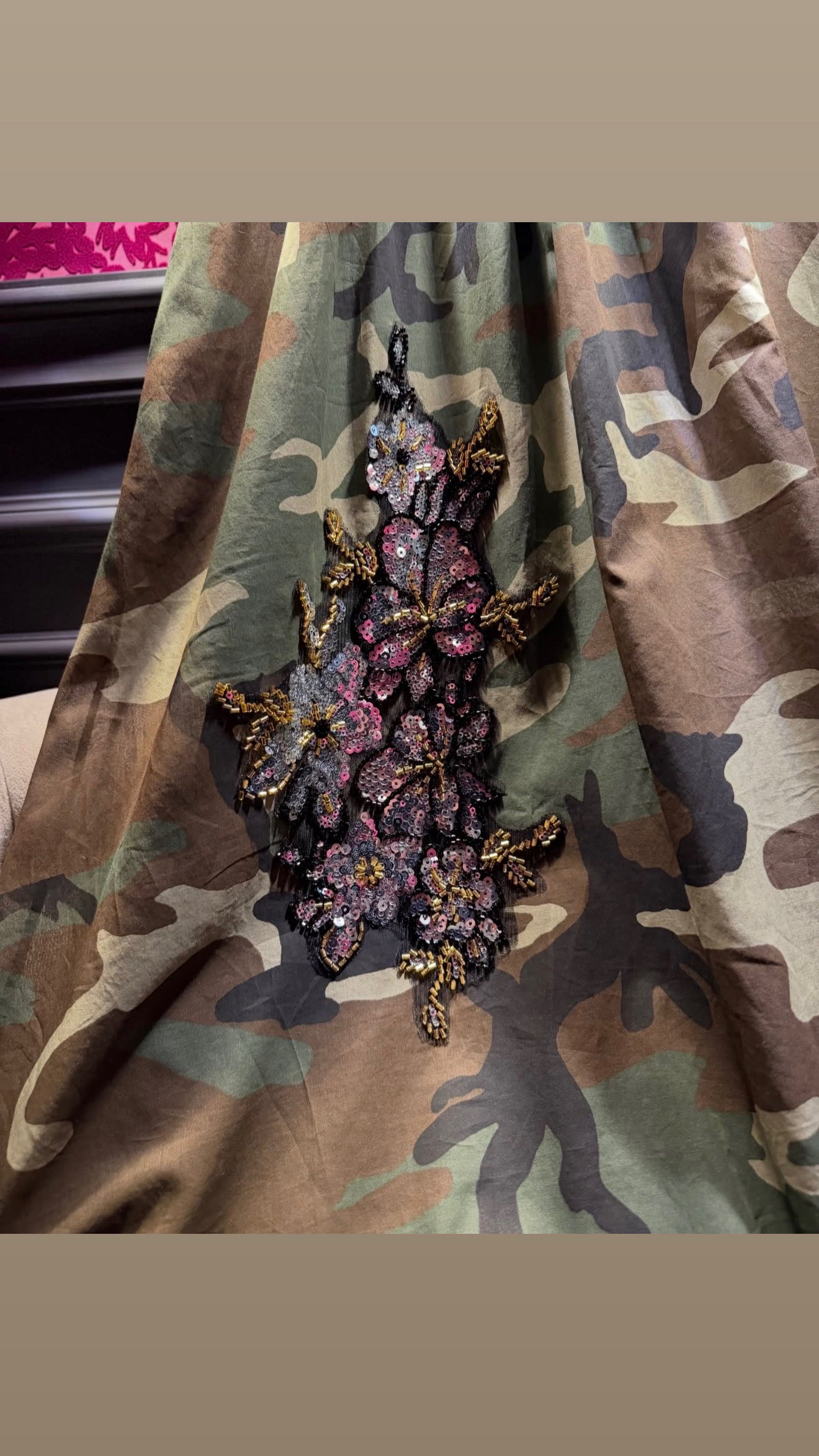 Mon amour Paris abito camouflage a fascia elastica con decorazione fiori paillettes