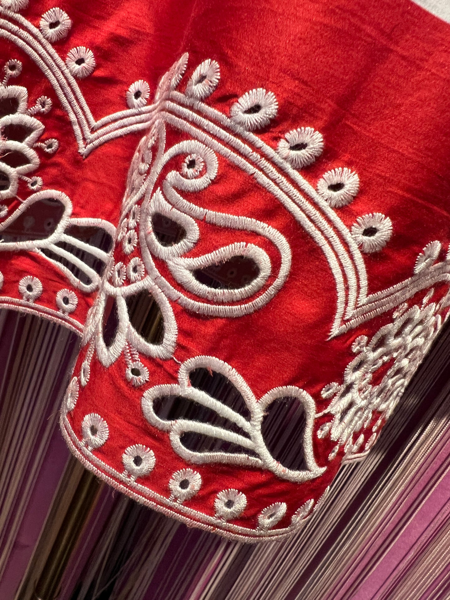 Maliparmi camicia optical rossa e bianca con bordo ricamato in sangallo bianco