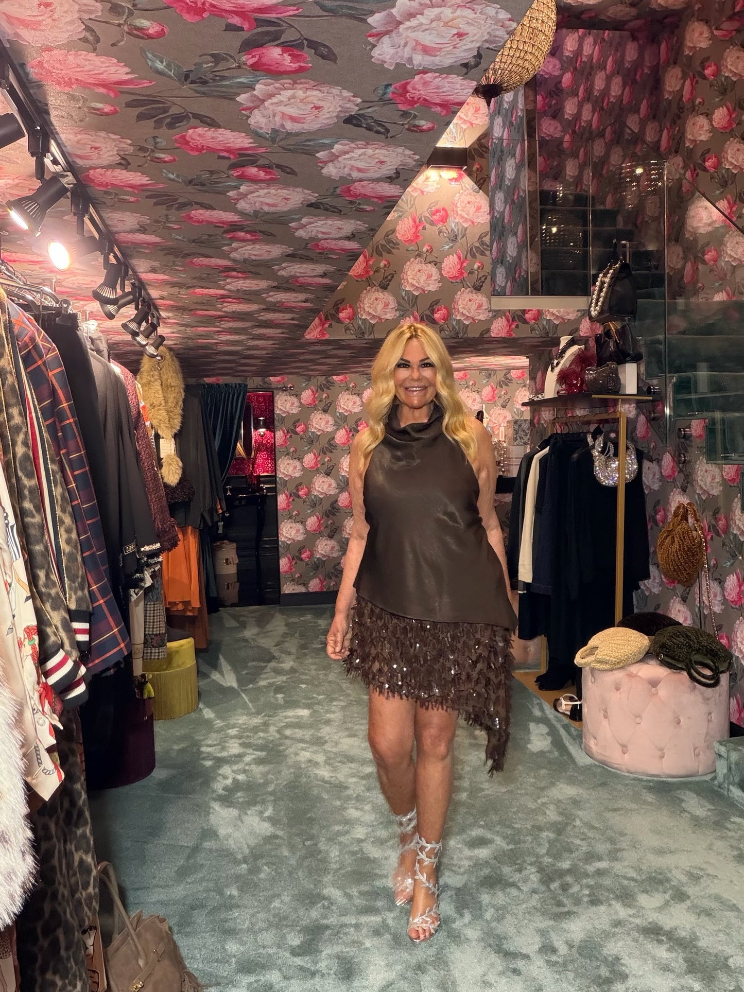 The room -50% abito marrone scollo all’americana con frange di paillettes scollato dietro