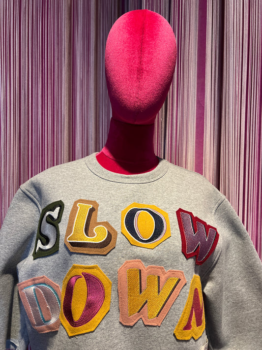 Front street tuta completa grigia con applicazione scritta” Slow down”