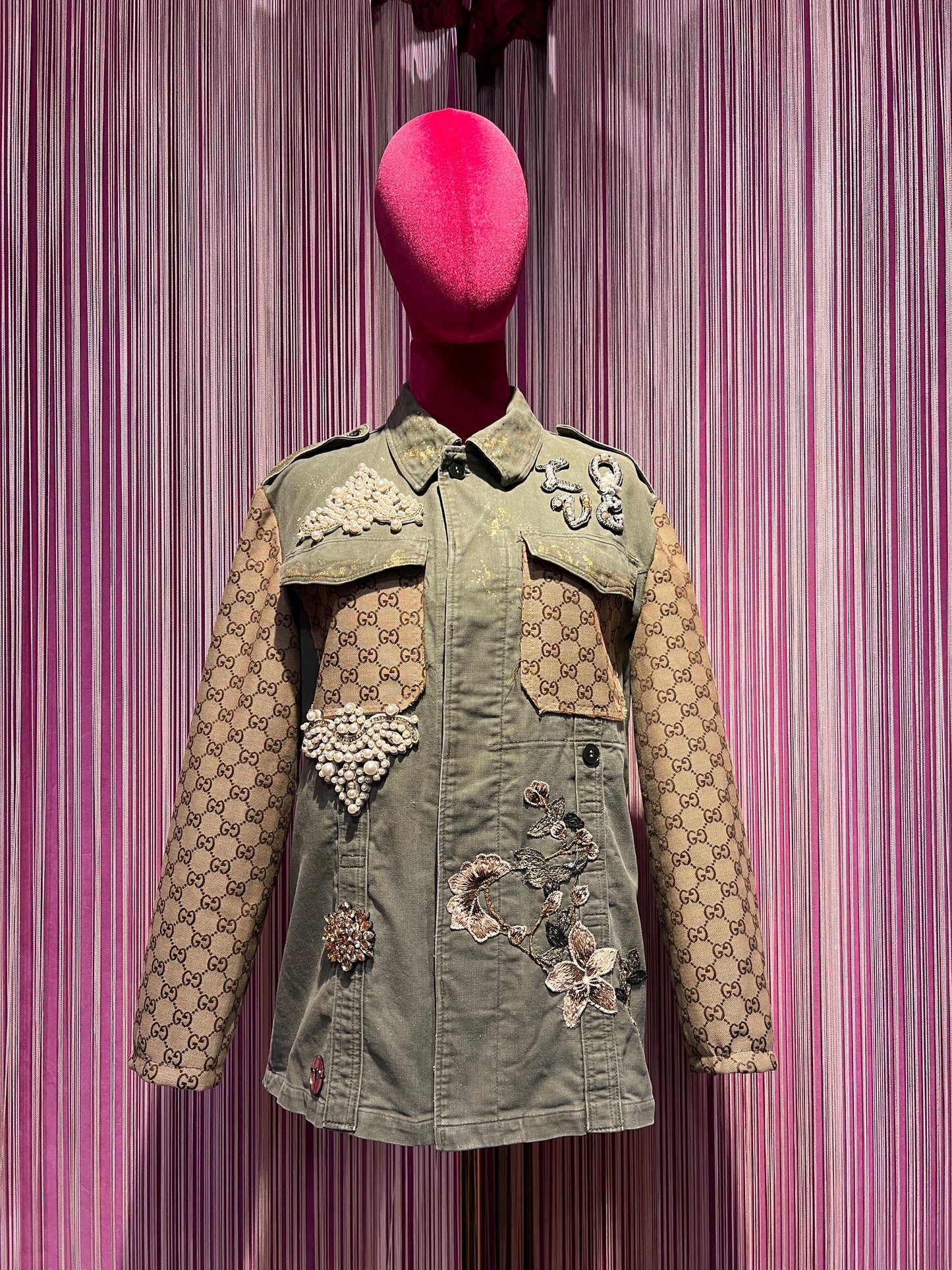 ABpink🩷 la verdina , giacca militare con pacht e scritta “ love” perle , tessuto GG