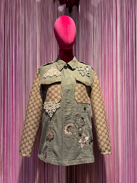 ABpink🩷 la verdina , giacca militare con pacht e scritta “ love” perle , tessuto GG