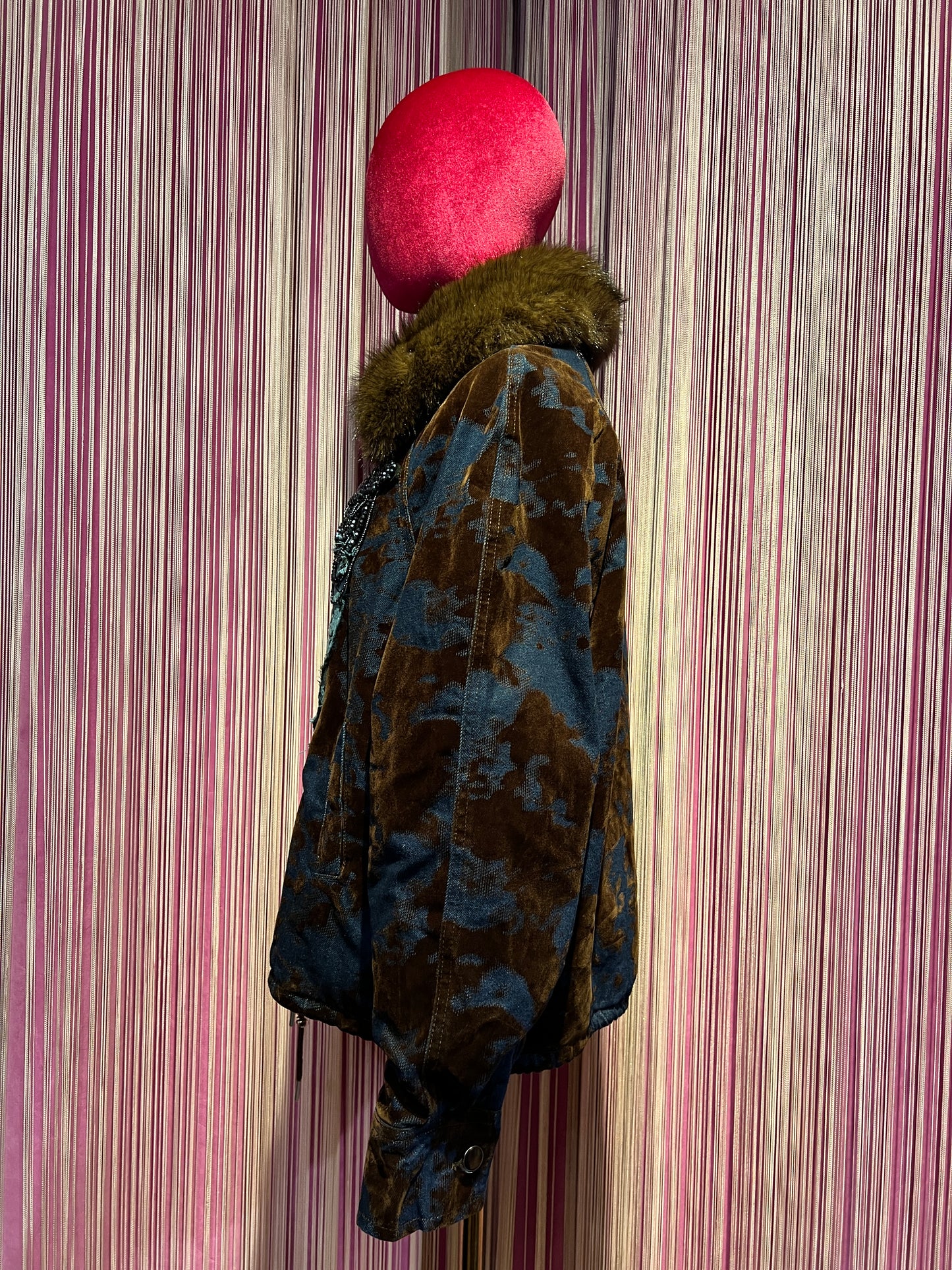 ABpink 🩷vellutina . Giubbino velluto con interno in ecopelliccia, colletto rimovibile , applicazioni patch cristalli blu e tessuto LV