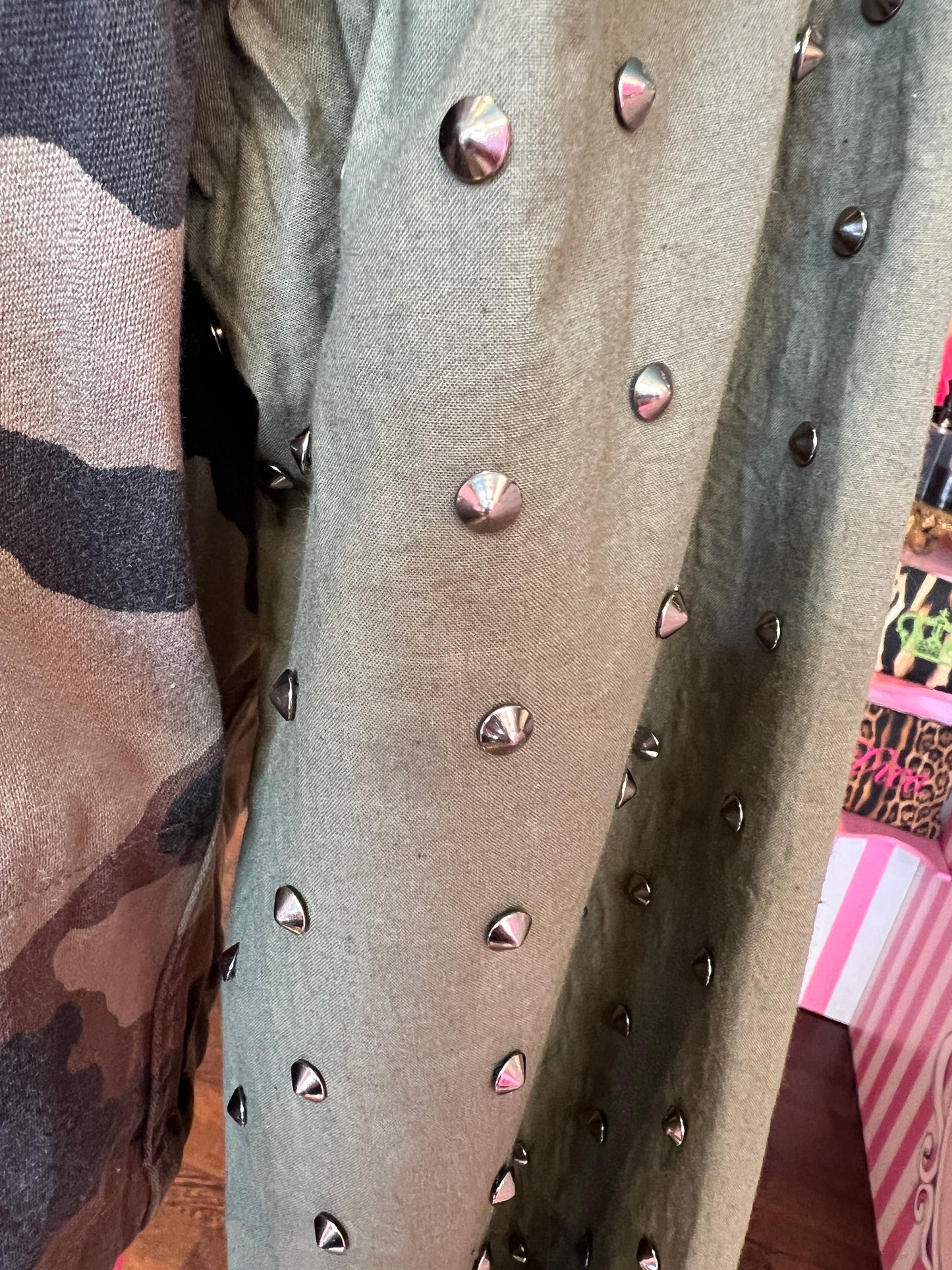 Front street -50%giacca camouflage con applicazioni e maniche verdi militari con borchiette