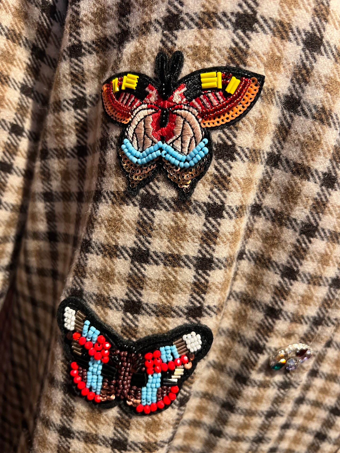 5 Progress cappotto lungo pied de poule marrone beige e panna con applicazioni perline farfalle , coccinella e patch