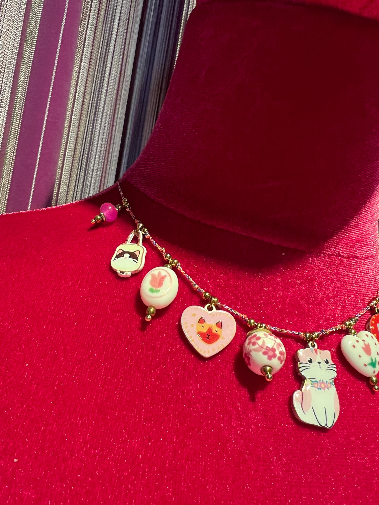 Berri collana con filo rosa stile giapponese con charms gatti portafortuna