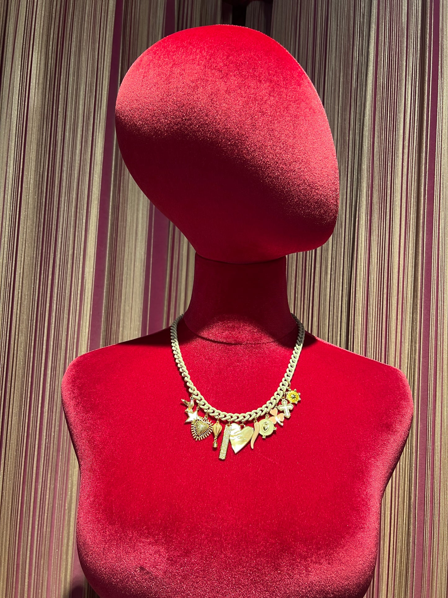 Principessa glam collana girocollo catena bianca con charms cuore dorato cornetto rosa trifoglio rosa