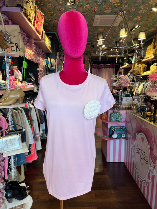 Mon amour Paris -20% di sconto t shirt cotone rosa con spilla camelia uncinetto bianca