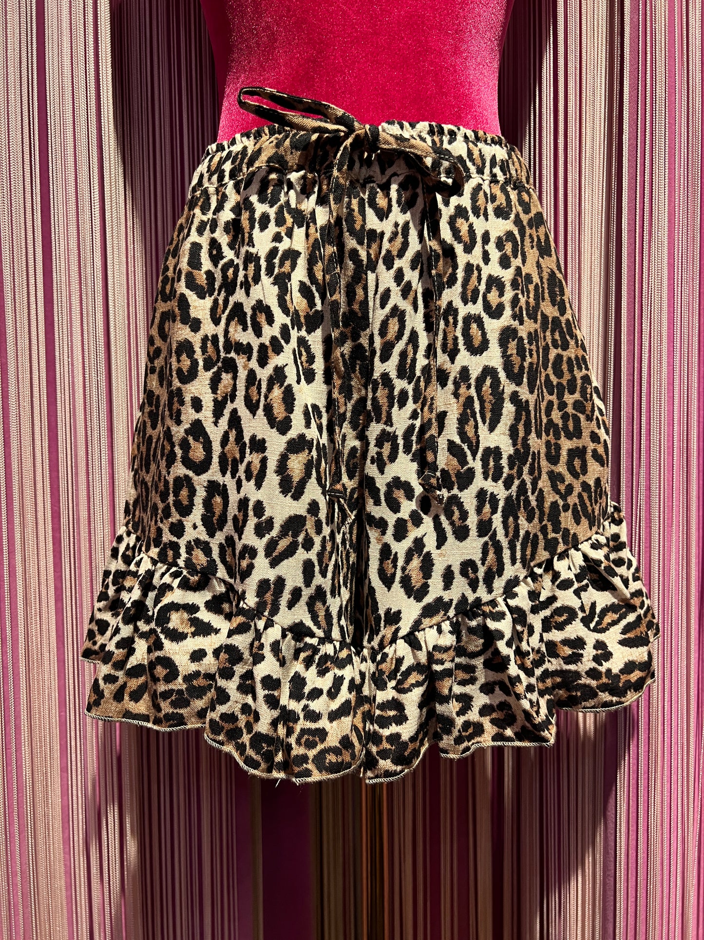 Front street -50% di sconto short maculato con elastico in vita , rouche e patch Titti