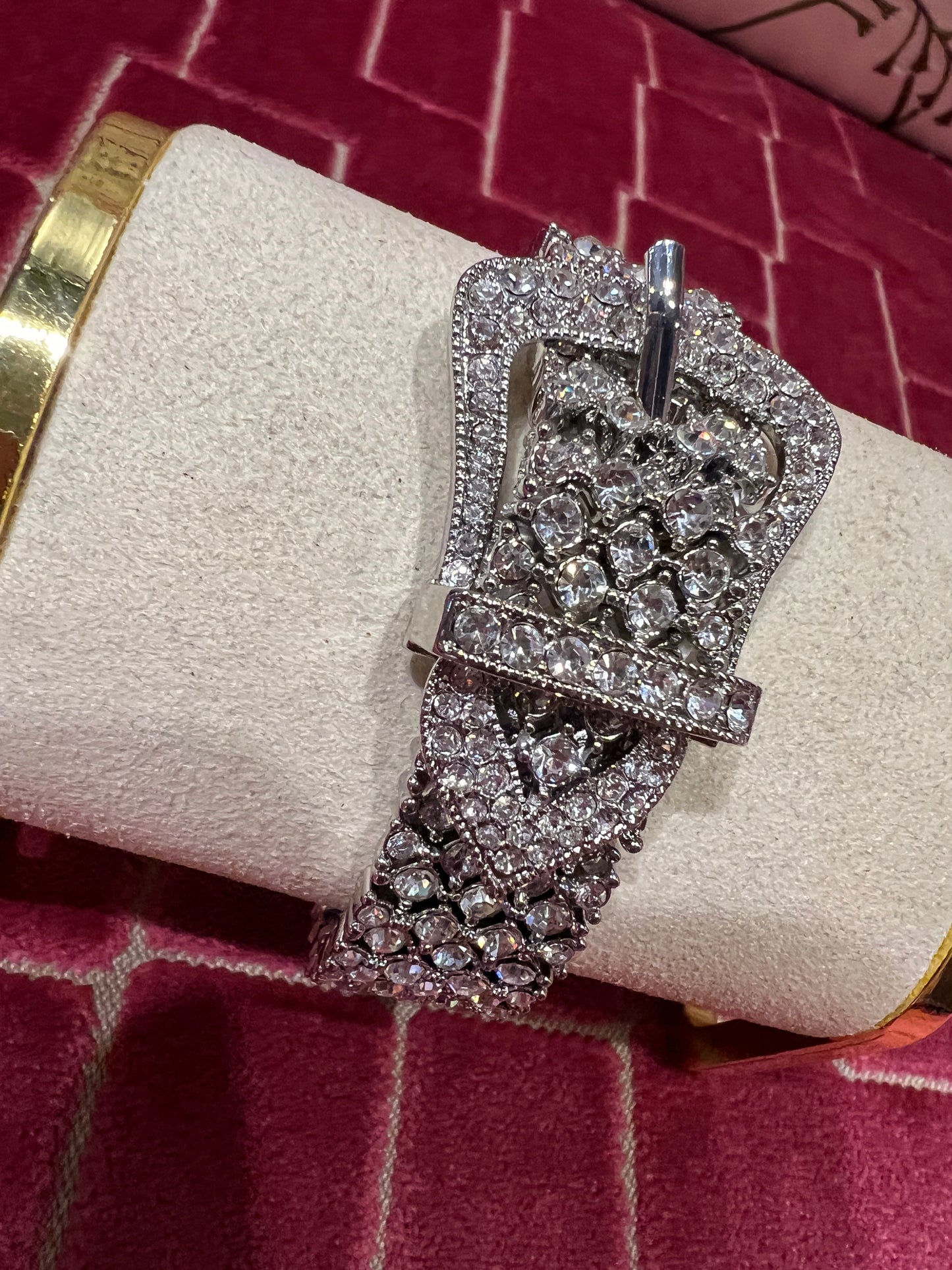 Bracciale con chiusura a fibbia in pavé elasticizzato di  cristalli con rifinitura argento