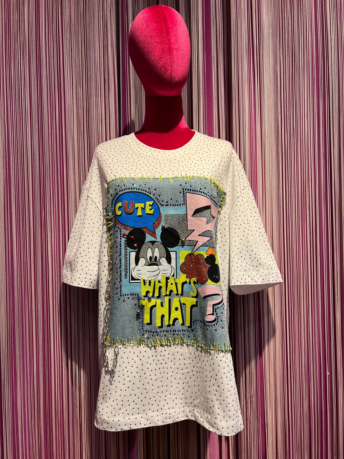 Minime Paris t-shirt oversize decorazioni cristalli, patch topolino su sfondo denim chiaro