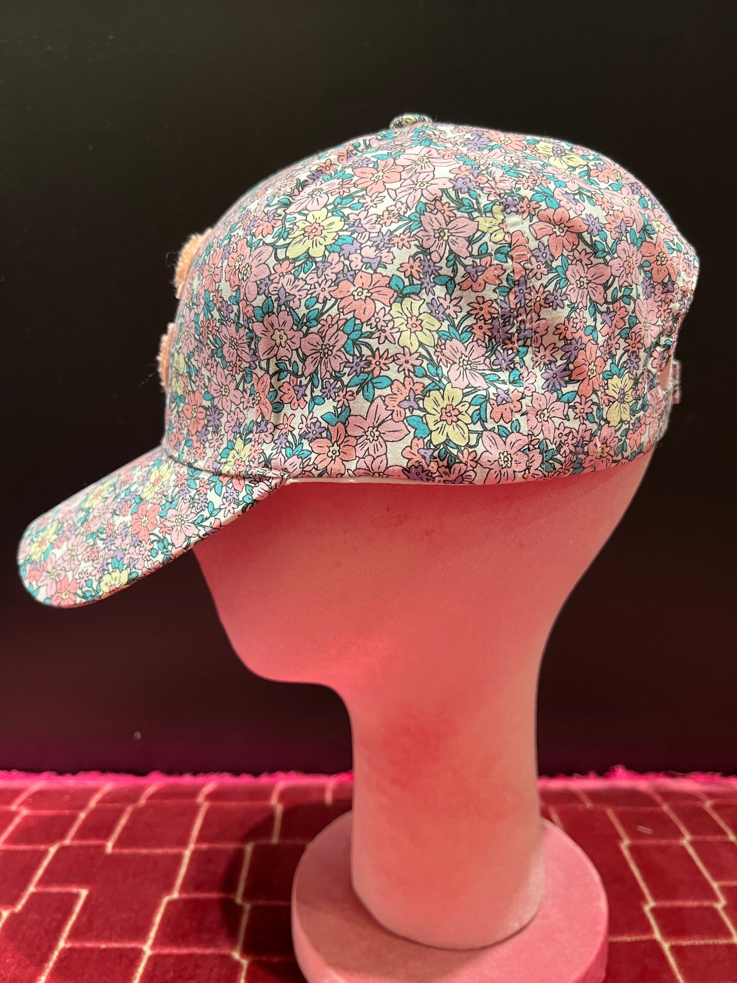 Cappello cotone regolabile con visiera fantasia floreale rosa e verde su sfondo bianco, C rosa