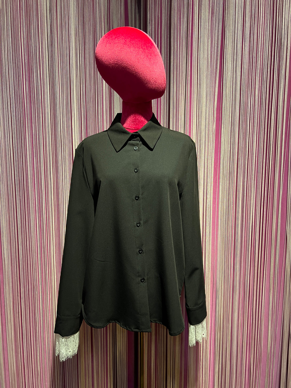 The room camicia nera con polsino di pizzo panna