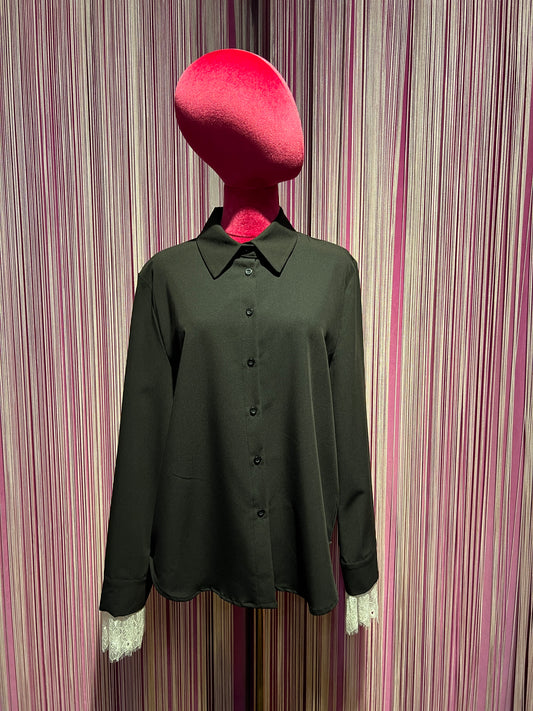 The room camicia nera con polsino di pizzo panna