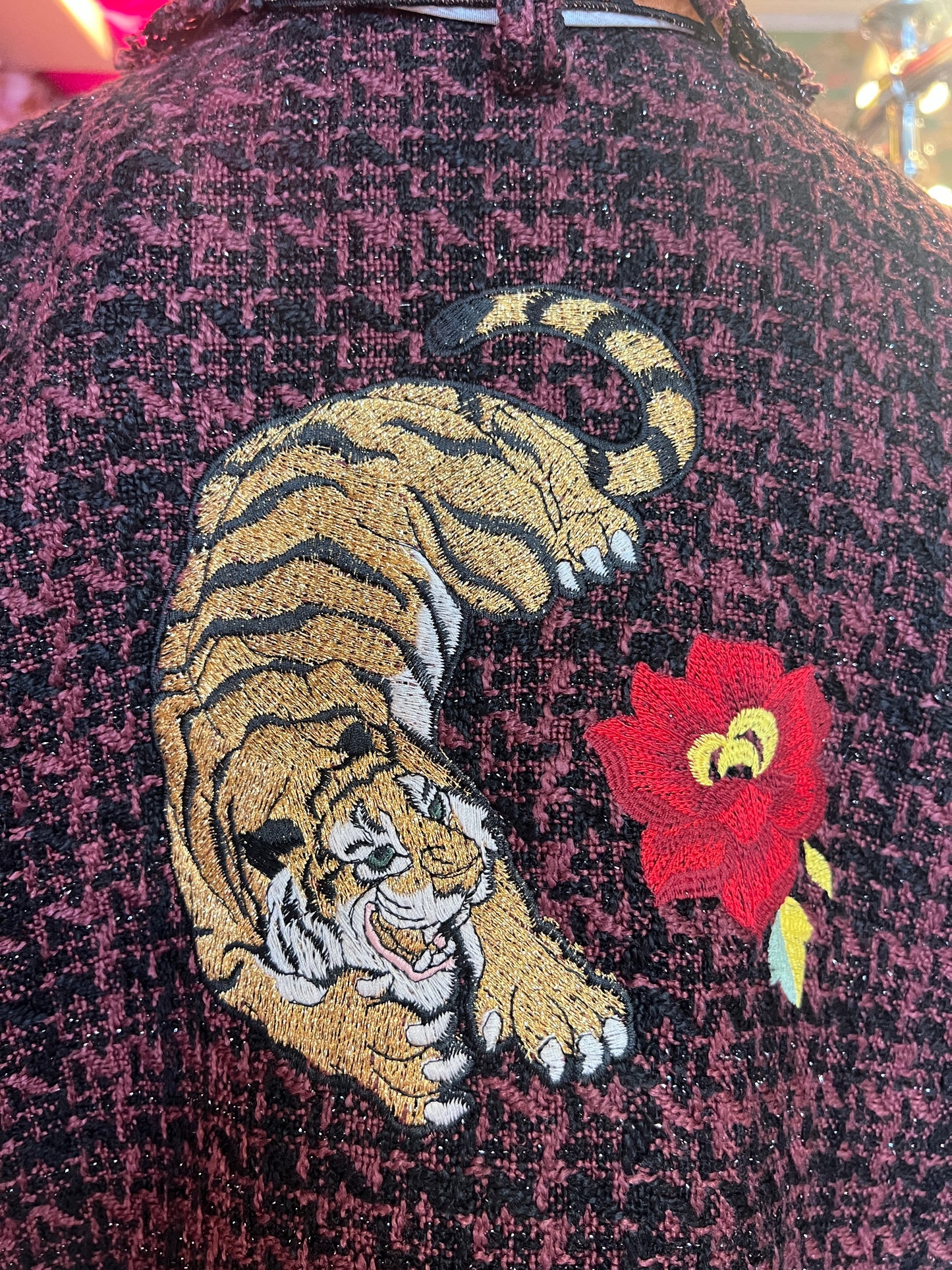 5 Progress giacca boucle burgundy e nero con decorazioni floreali e patch tigre sul dietro