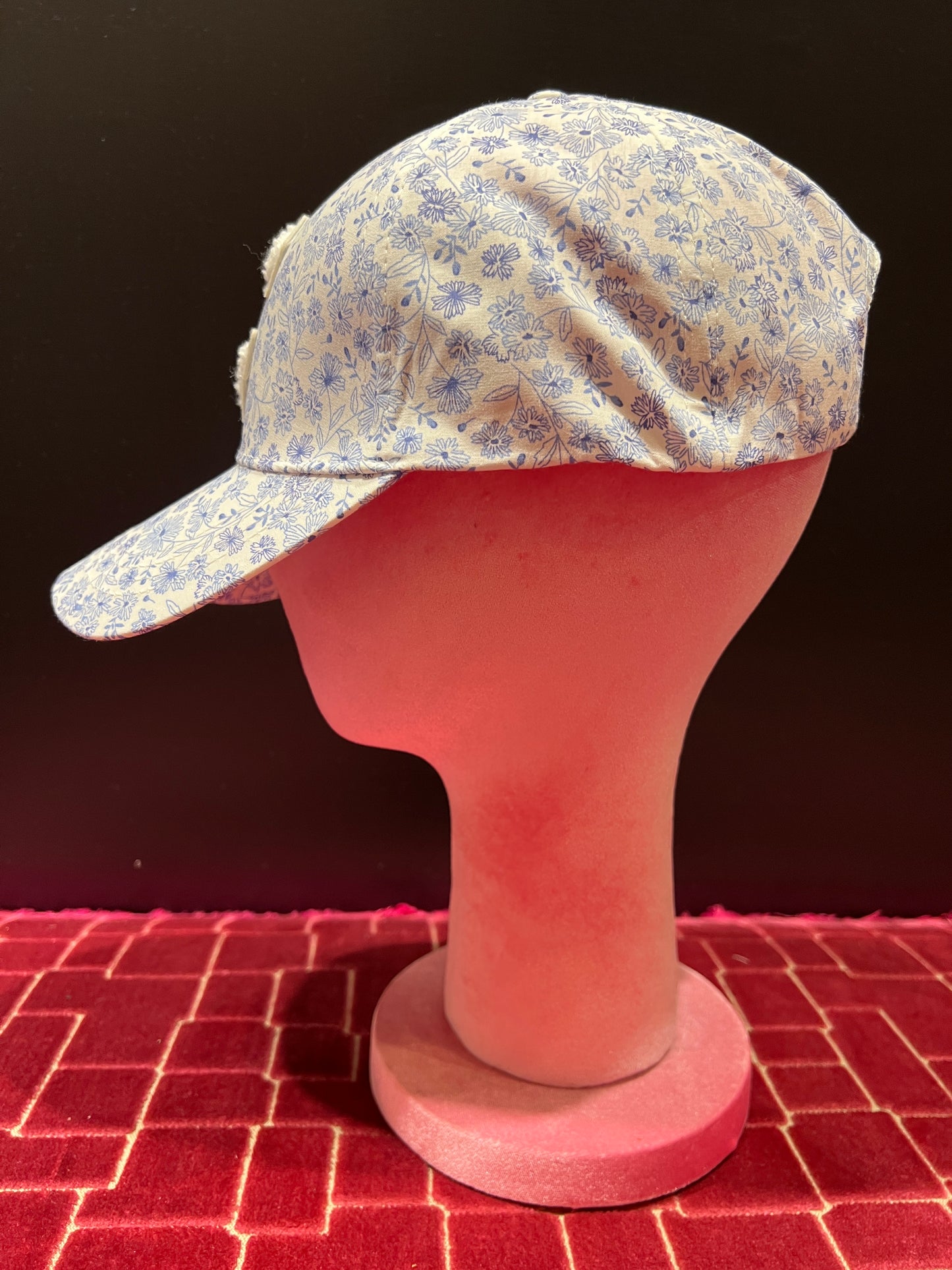 Cappello cotone regolabile con visiera fantasia floreale blu su fondo bianco, C bianca