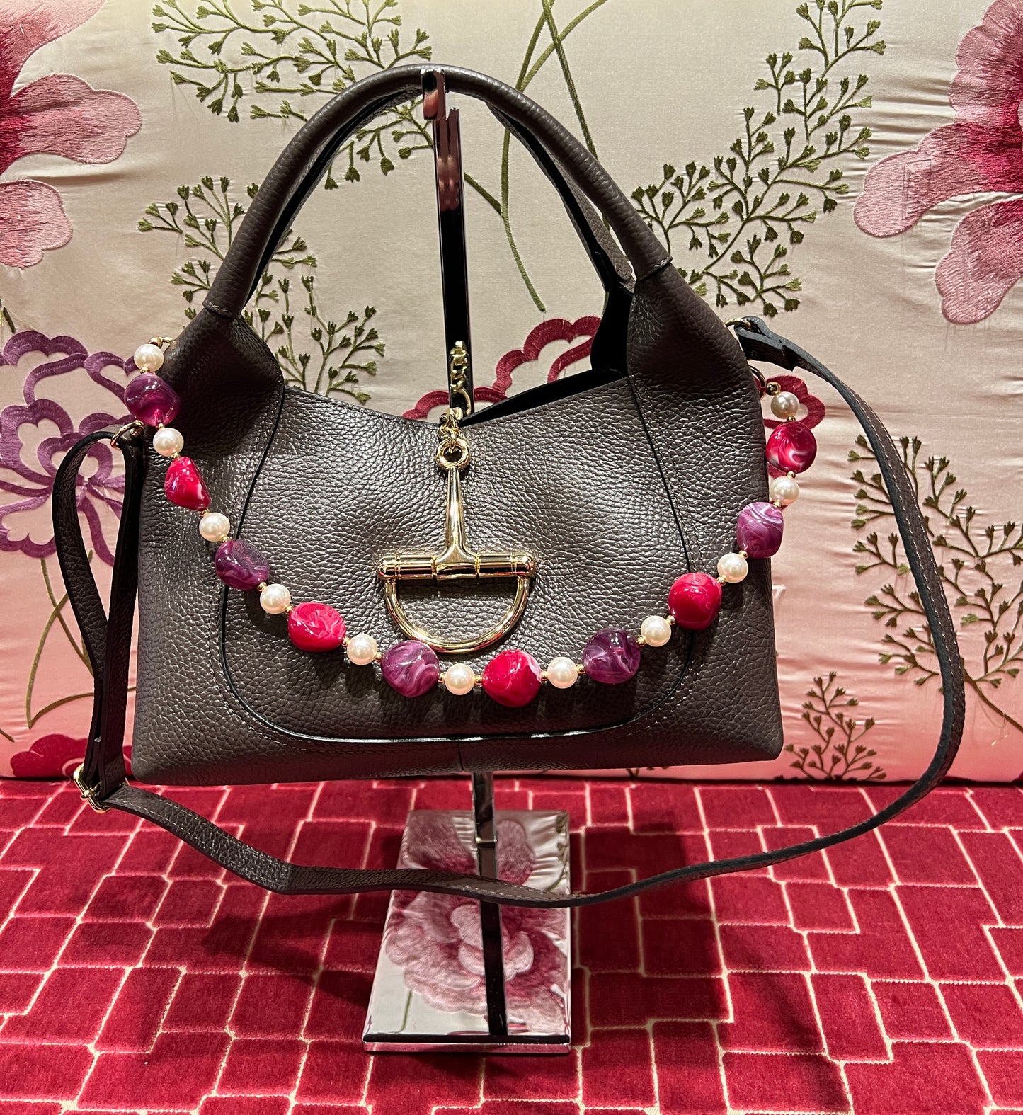 Borsa pelle marrone con tracolla perle e pietre colorate , pochette nera