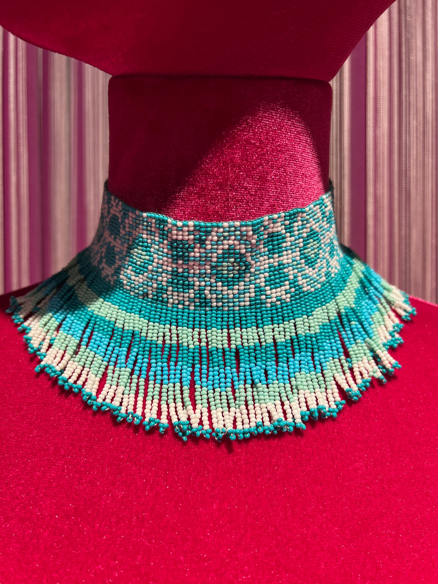 Choker regolabile frange perline fantasia geometrica su base turchese
