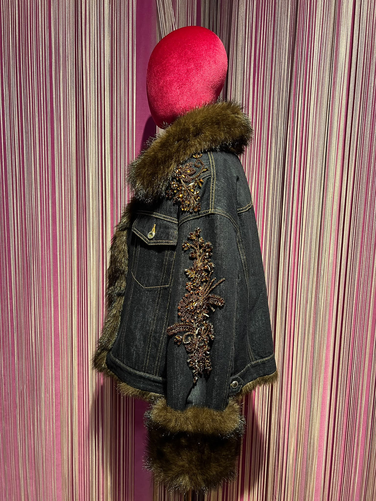 Ermanno Scervino giubbotto jeans con applicazioni ramage di cristalli , ecopelliccia sul colletto polsini e interno